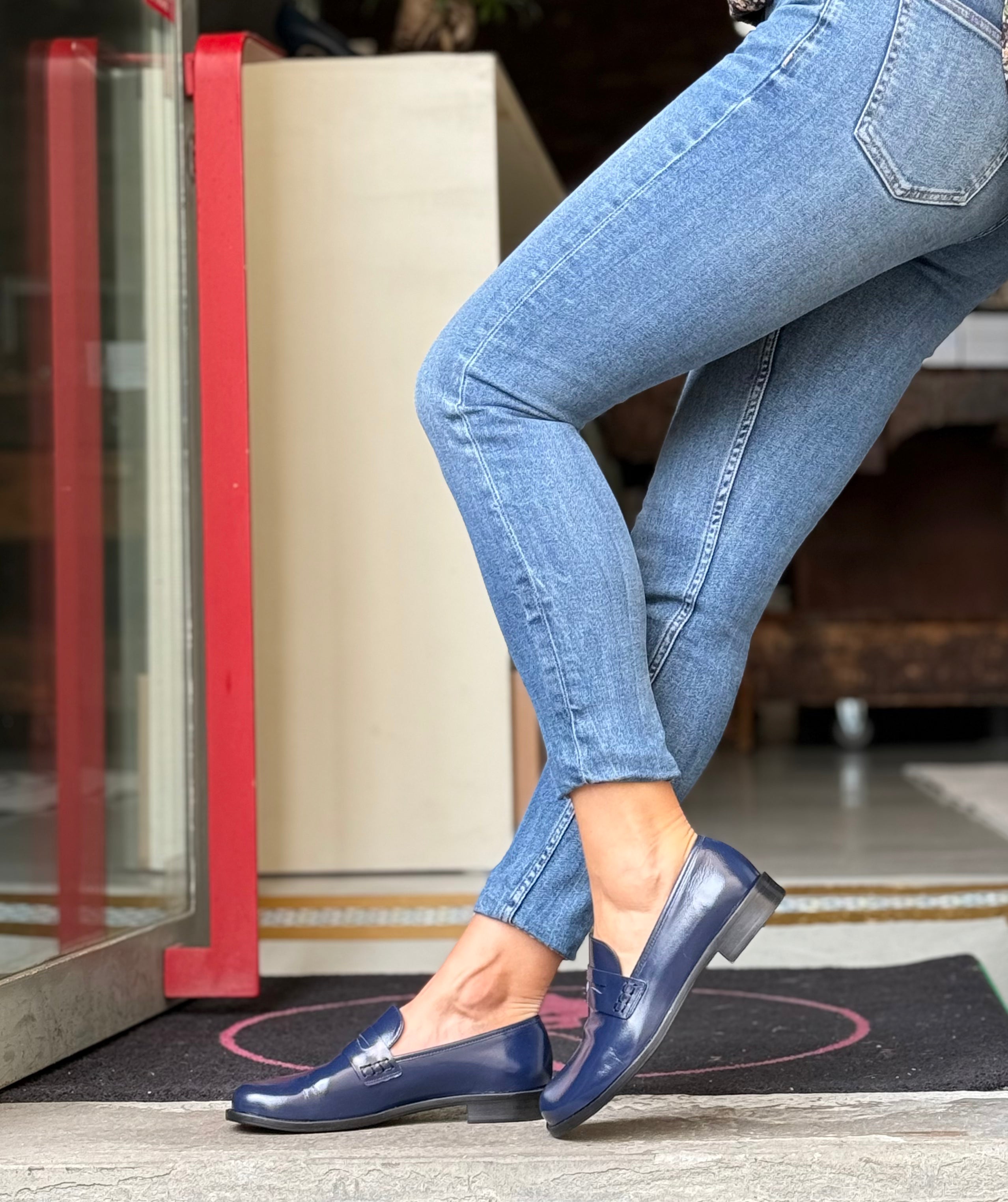 Image of Billy Navy mocassino in pelle blu dal taglio maschile artigianale Lagattaconglistivali