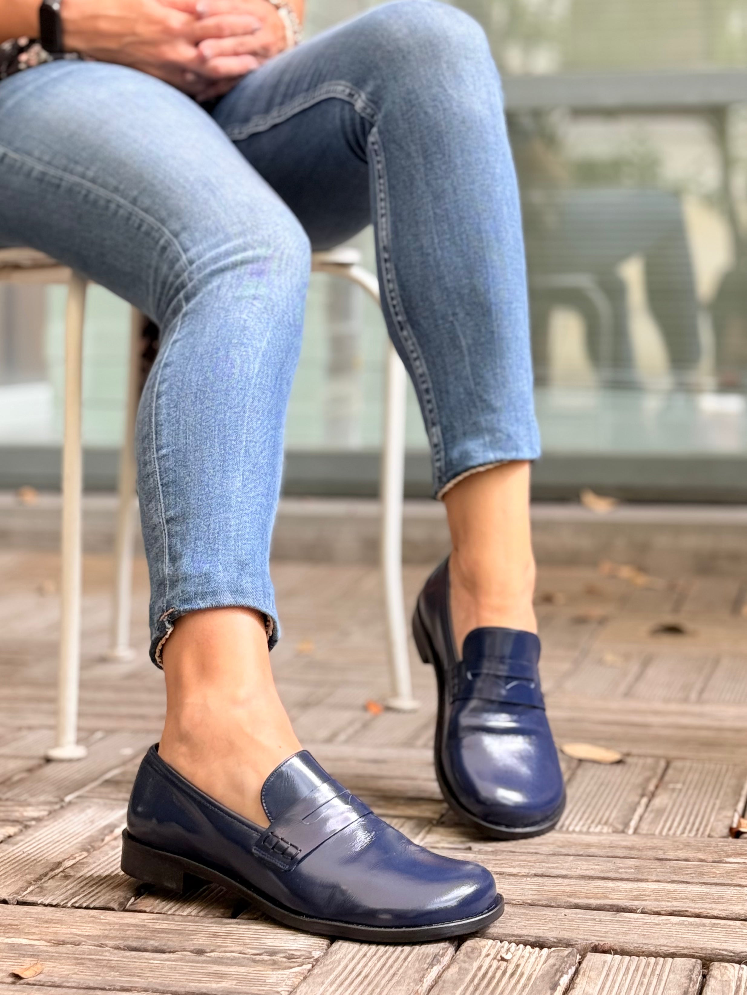 Image of Billy Navy mocassino in pelle blu dal taglio maschile artigianale Lagattaconglistivali