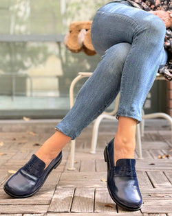 Image of Billy Navy mocassino in pelle blu dal taglio maschile artigianale Lagattaconglistivali
