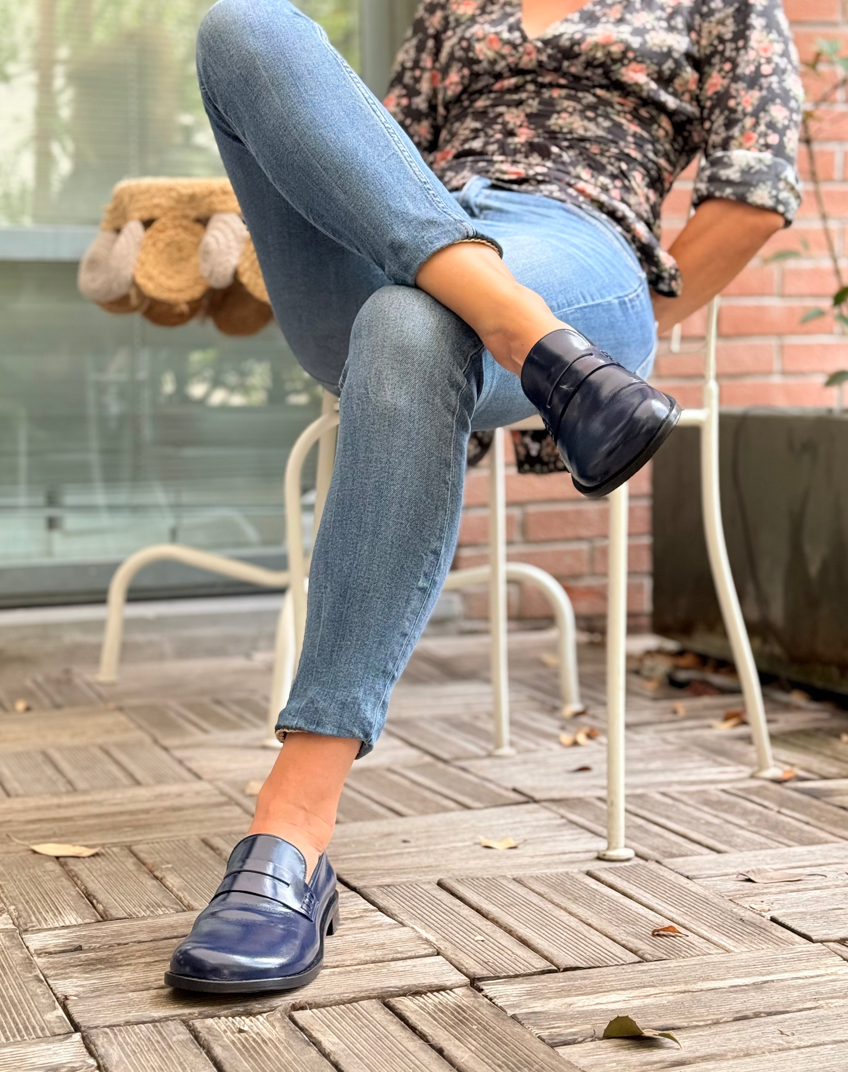 Image of Billy Navy mocassino in pelle blu dal taglio maschile artigianale Lagattaconglistivali