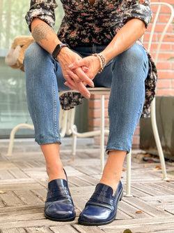 Image of Billy Navy mocassino in pelle blu dal taglio maschile artigianale Lagattaconglistivali