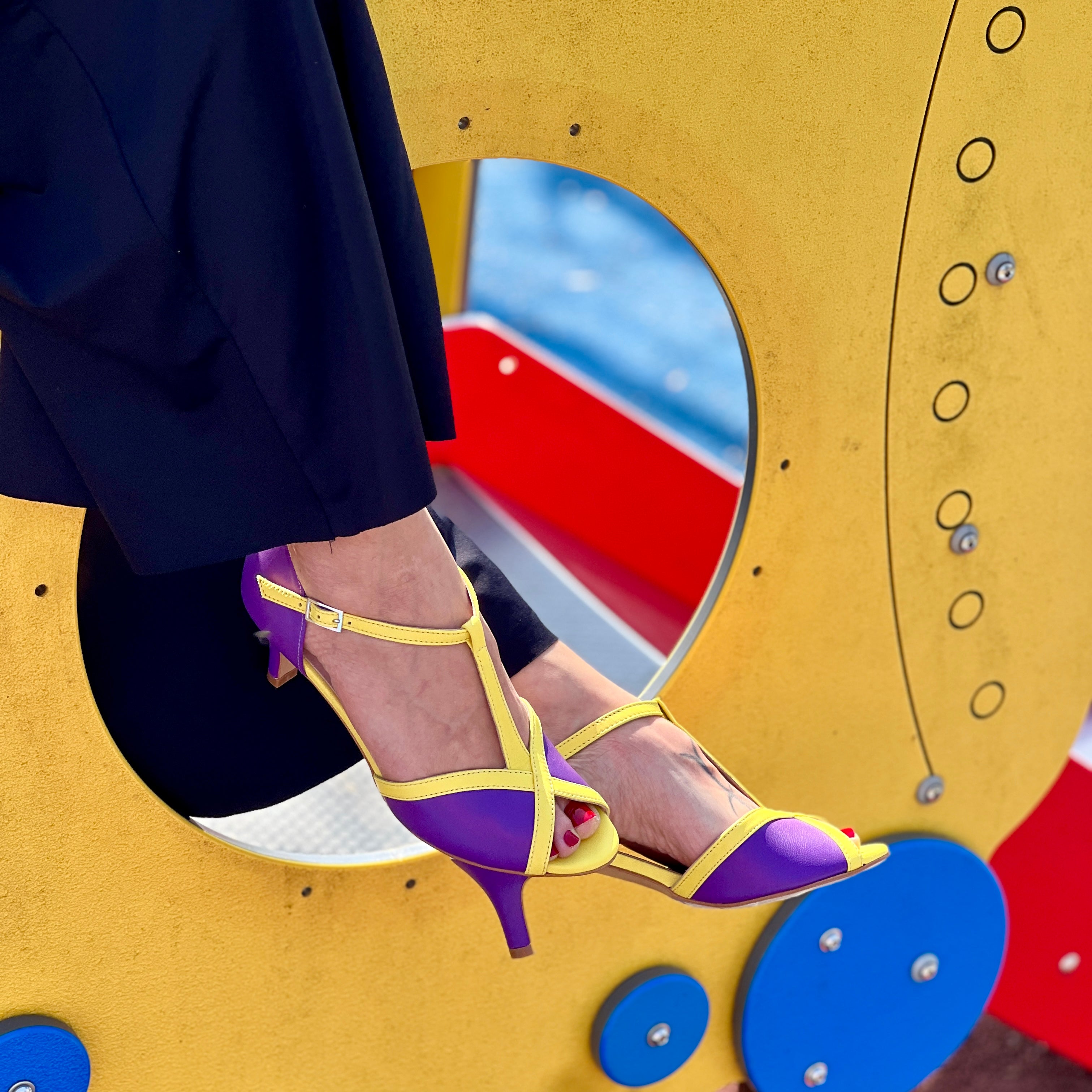 Sonnie Violet sandalo t bar in nappa viola e gialla tacco 6 cm. plateau da 0,5 cm. artigianale