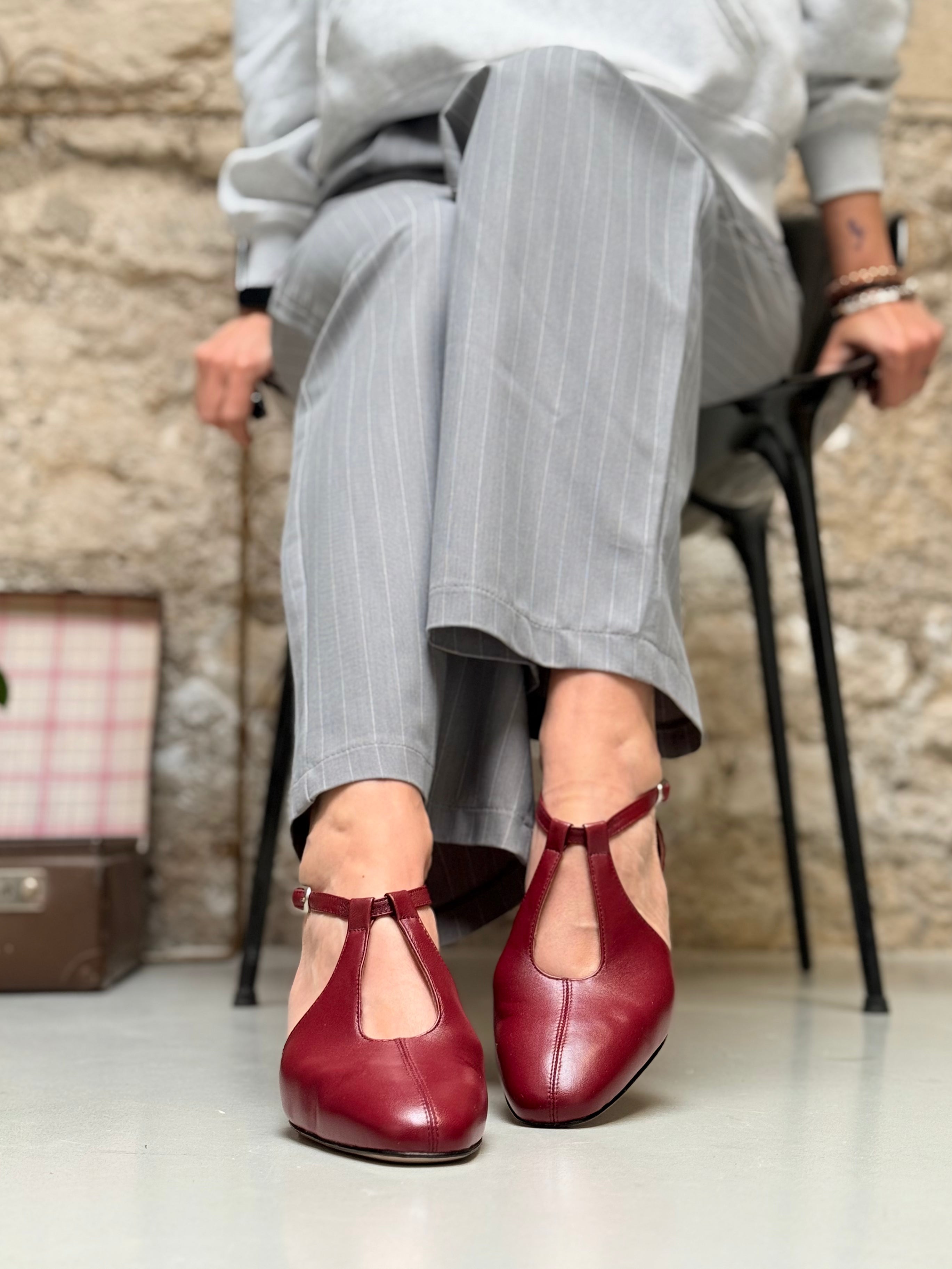 Image of Brenda Bordeaux decollete t bar in nappa bordeaux - tacco 4 artigianale toscana