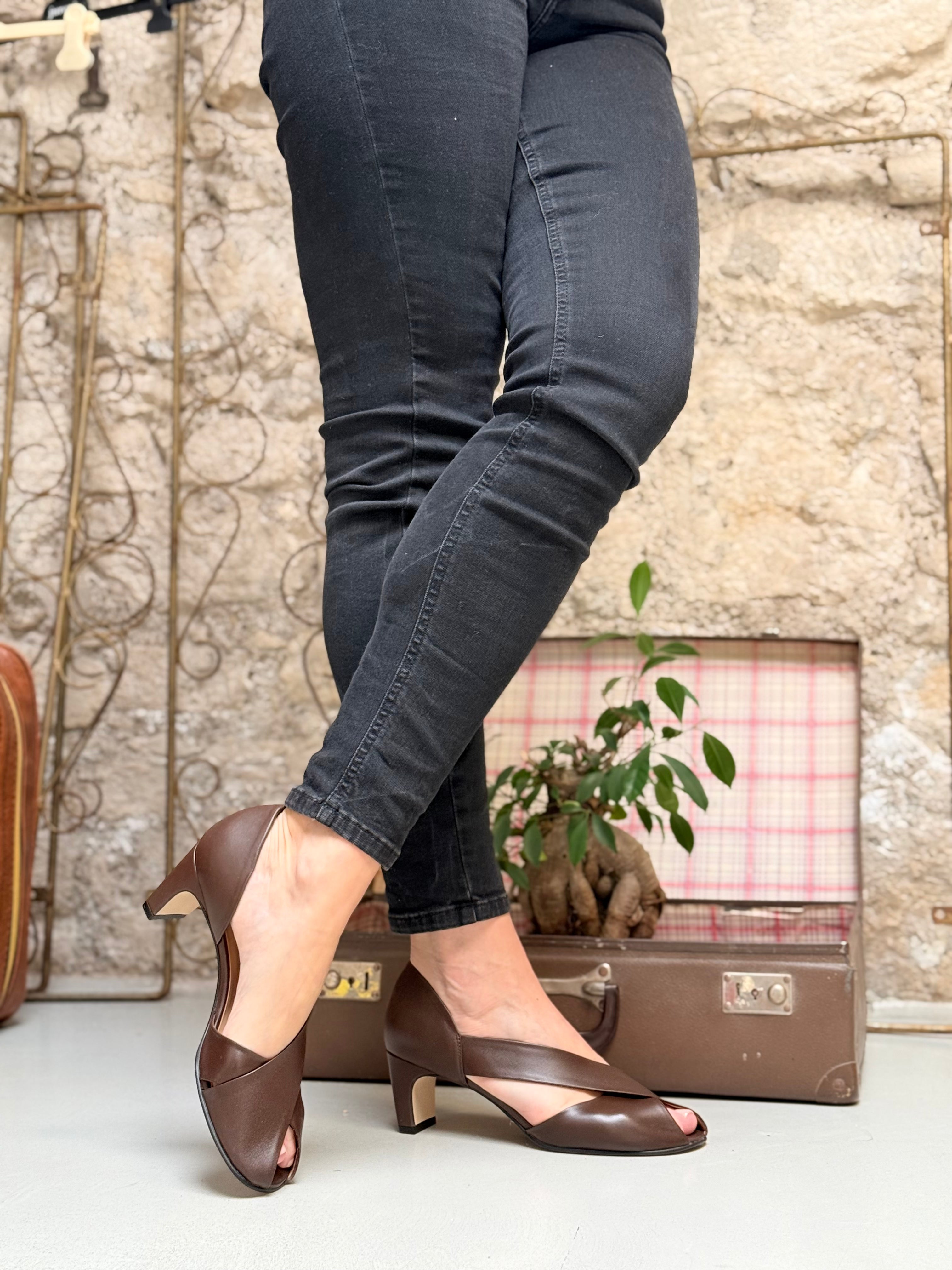 Image of Hoofy Choco sandalo open toe in nappa marrone tacco 6 artigianale marchigiana