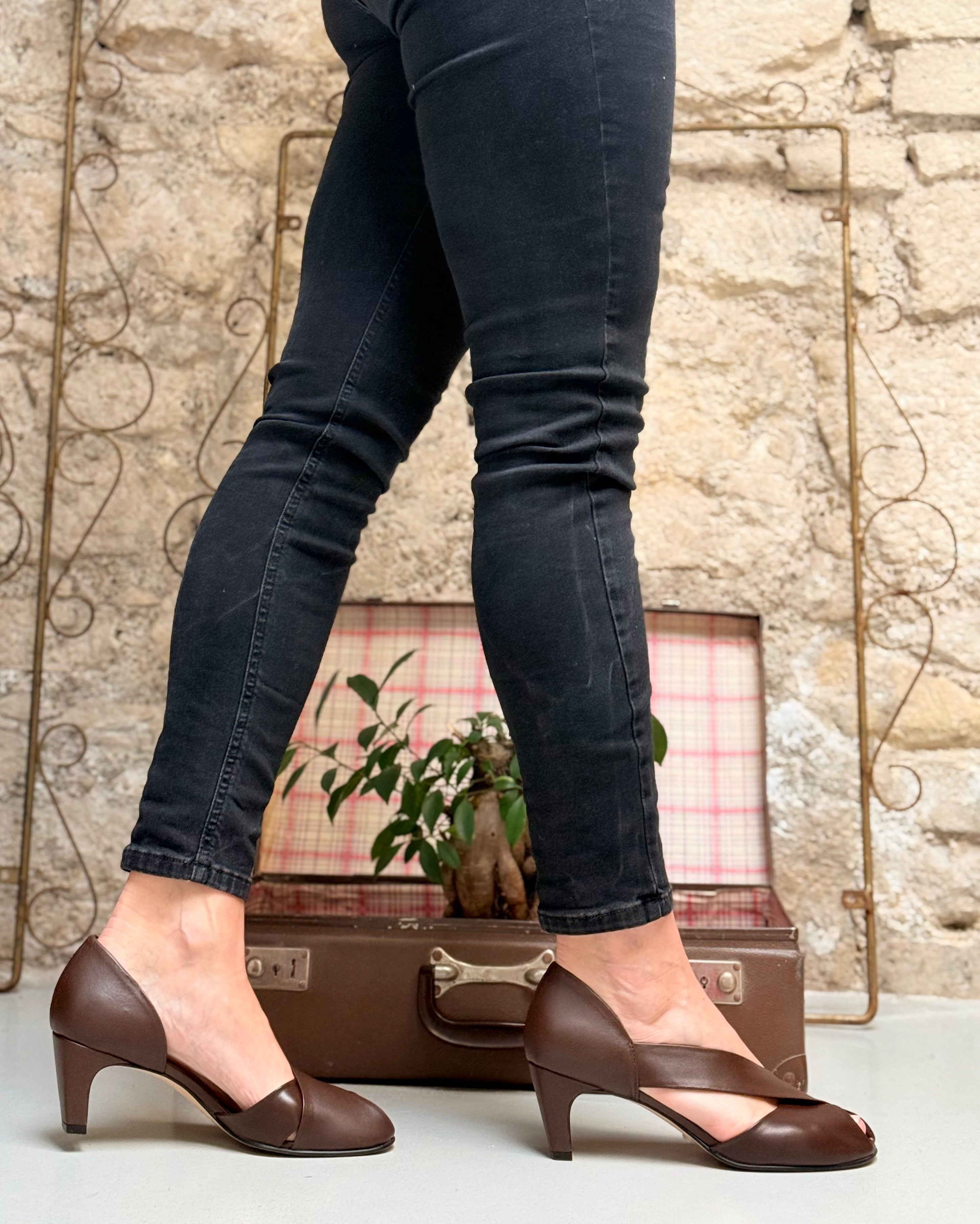Image of Hoofy Choco sandalo open toe in nappa marrone tacco 6 artigianale marchigiana