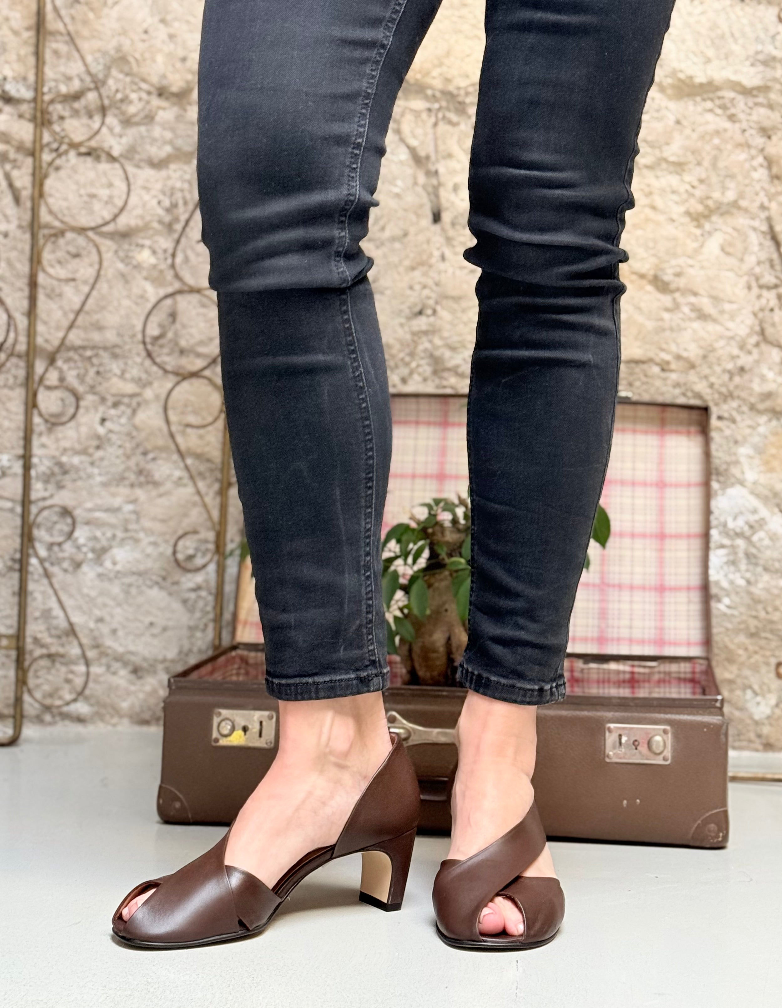 Image of Hoofy Choco sandalo open toe in nappa marrone tacco 6 artigianale marchigiana
