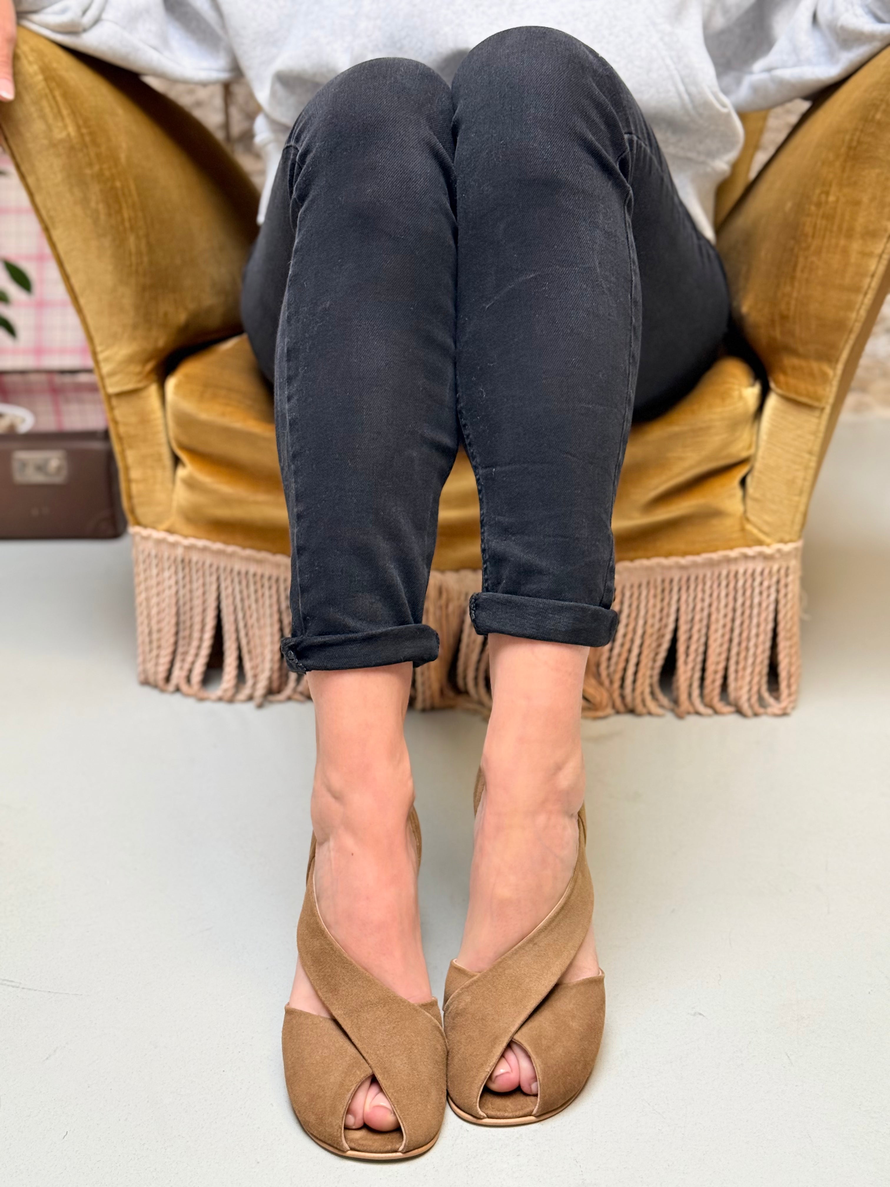 Image of Hoofy Sand sandalo open toe in camoscio color sabbia tacco 6 artigianale marchigiana