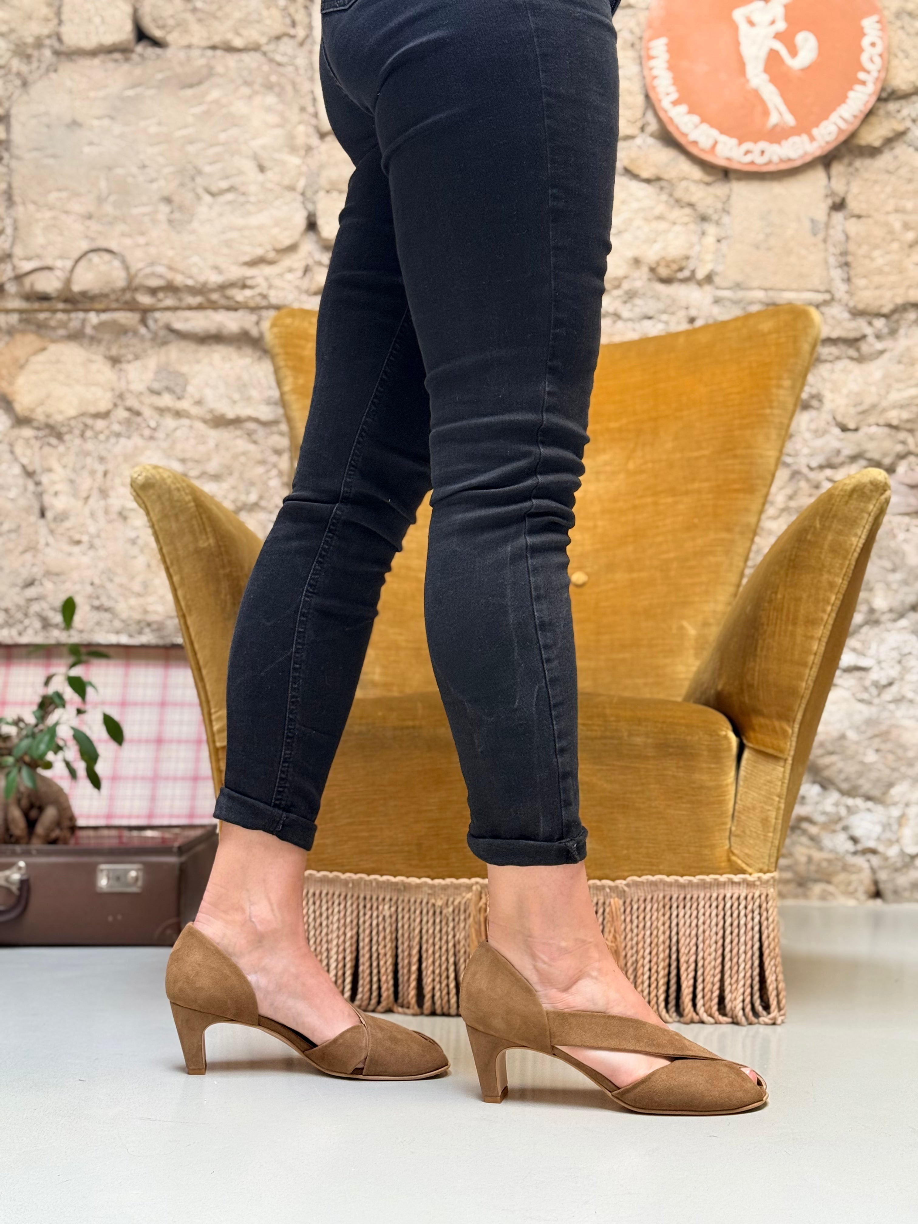 Image of Hoofy Sand sandalo open toe in camoscio color sabbia tacco 6 artigianale marchigiana