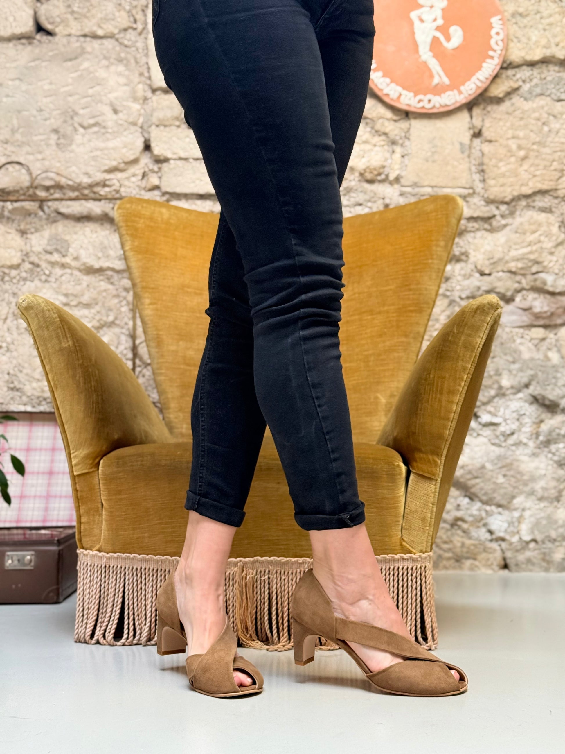 Hoofy Sand sandalo open toe in camoscio color sabbia tacco 6 artigianale marchigiana