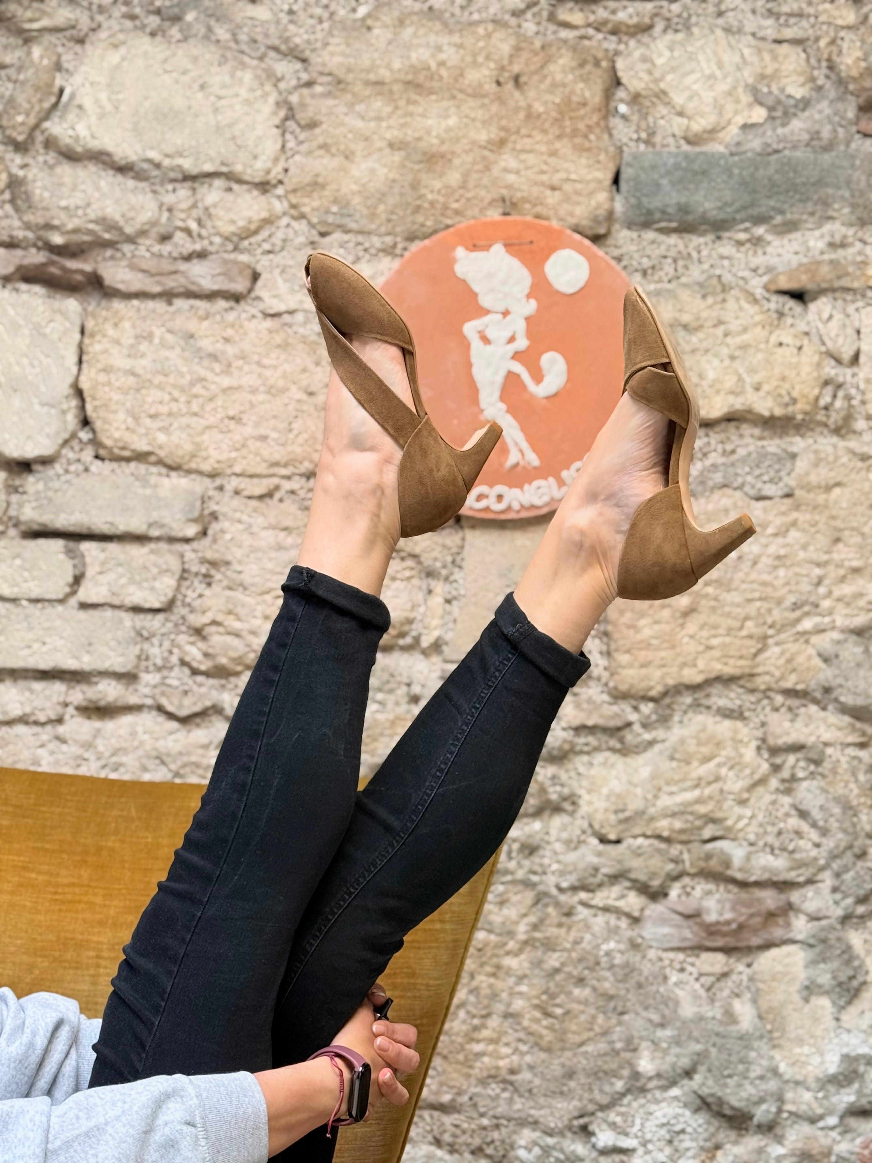 Image of Hoofy Sand sandalo open toe in camoscio color sabbia tacco 6 artigianale marchigiana