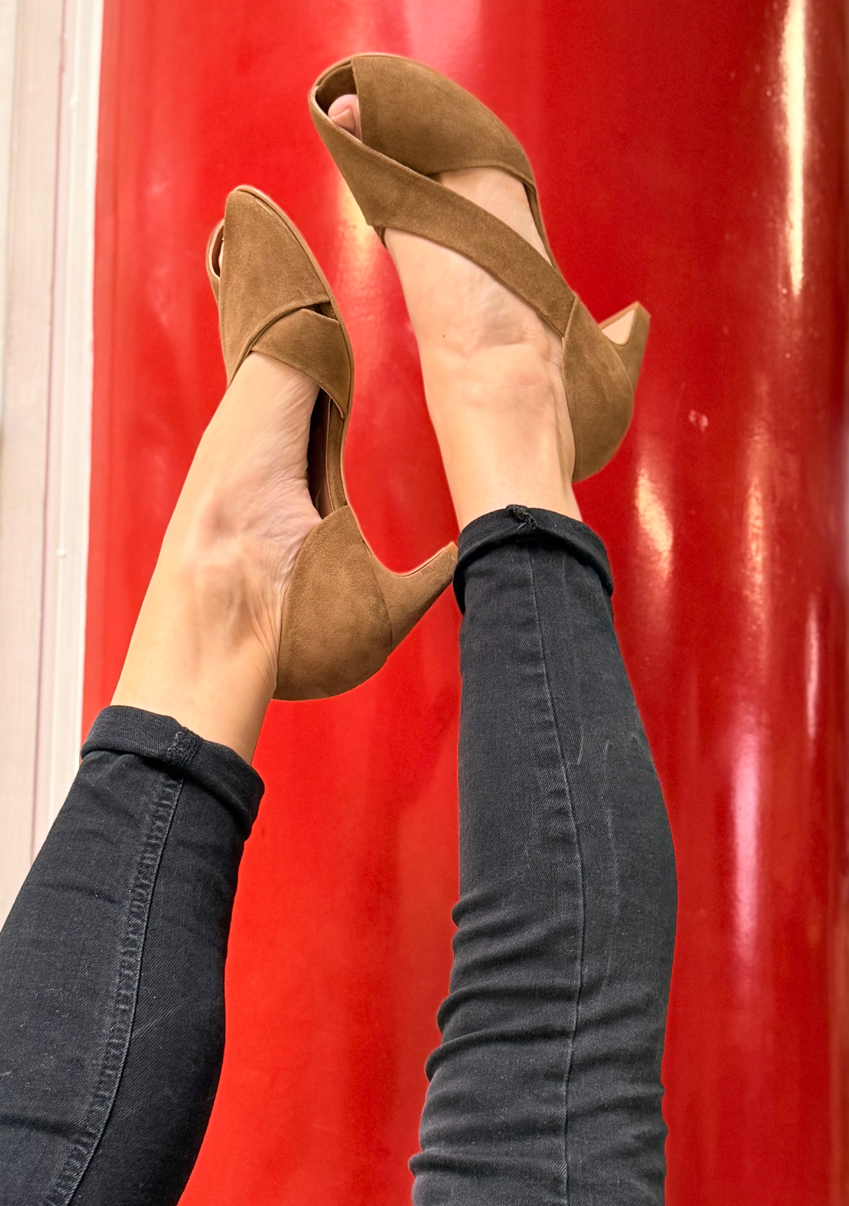 Image of Hoofy Sand sandalo open toe in camoscio color sabbia tacco 6 artigianale marchigiana