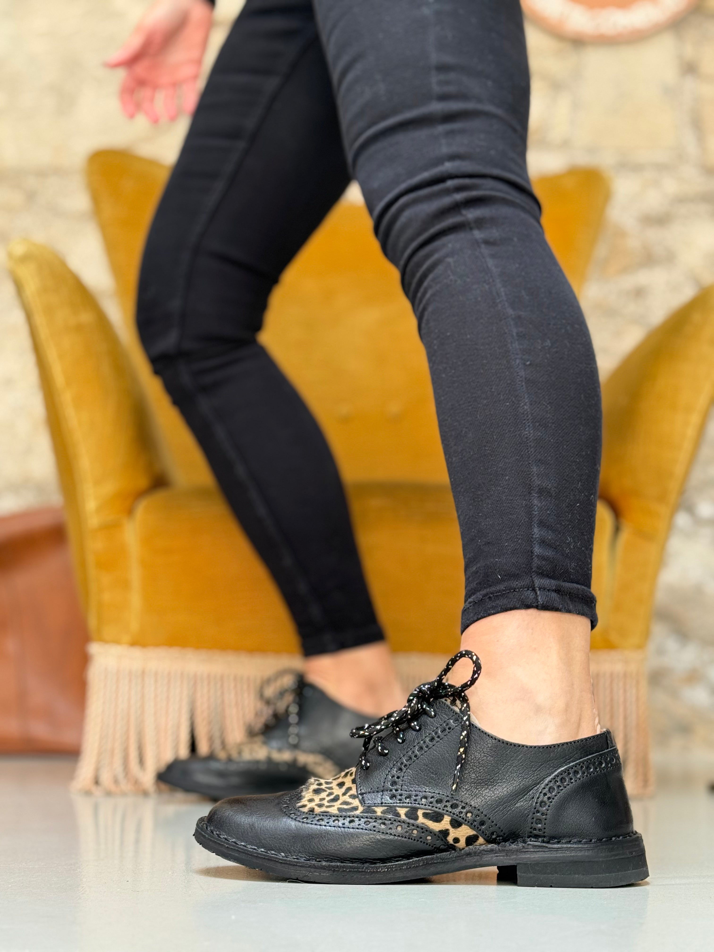 Image of Pinocchio Pony Black scarpa bassa stringata in cavallino e pelle nera artigianale toscana