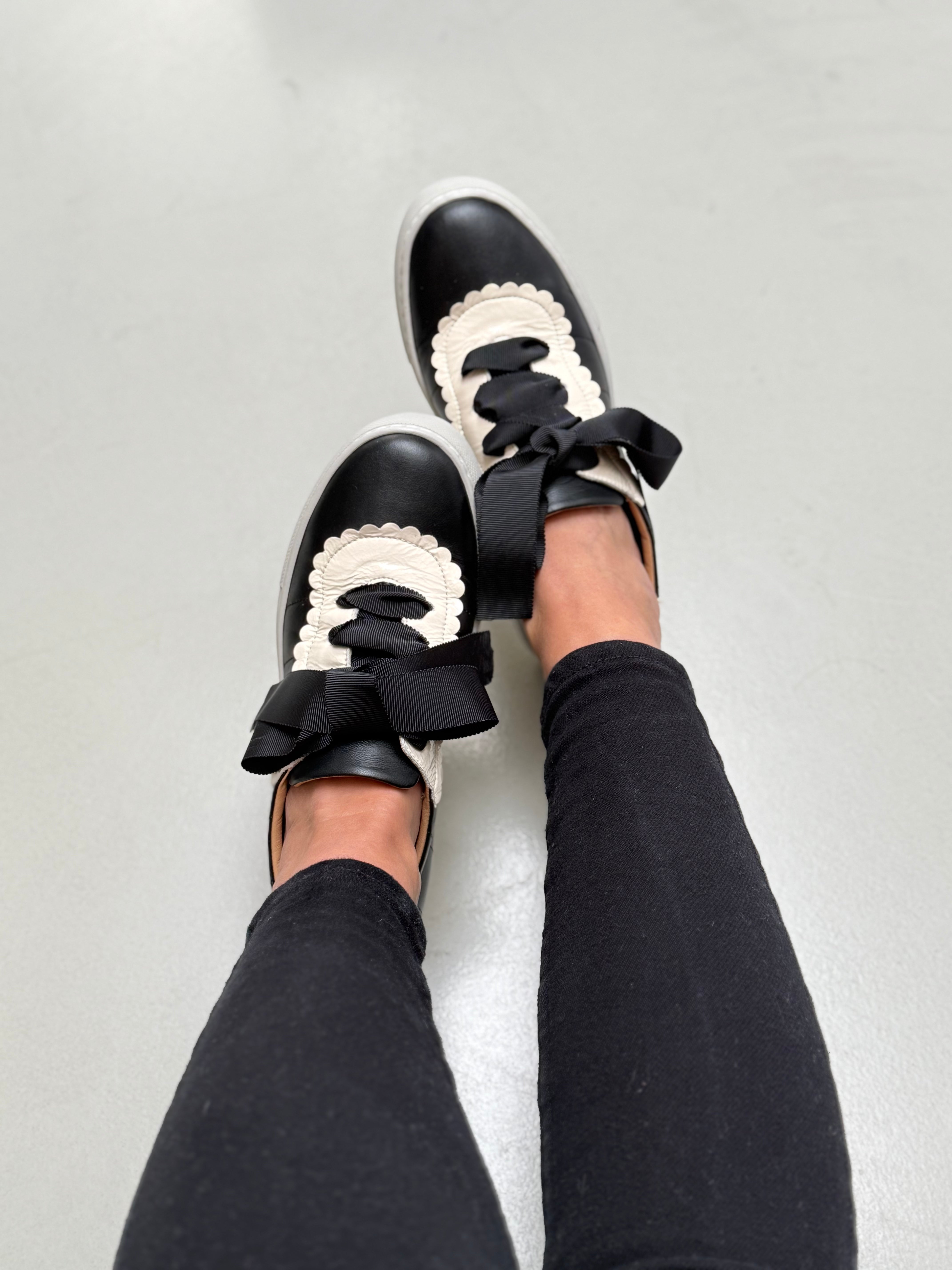 Image of Egg Black sneaker in pelle nera con bavero in naplak panna e fusbet interno artigianale marchigiana