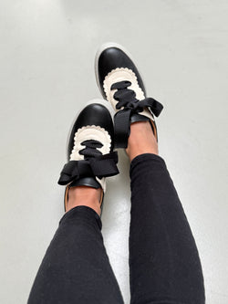 Image of Egg Black sneaker in pelle nera con bavero panna e fusbet interno artigianale marchigiana