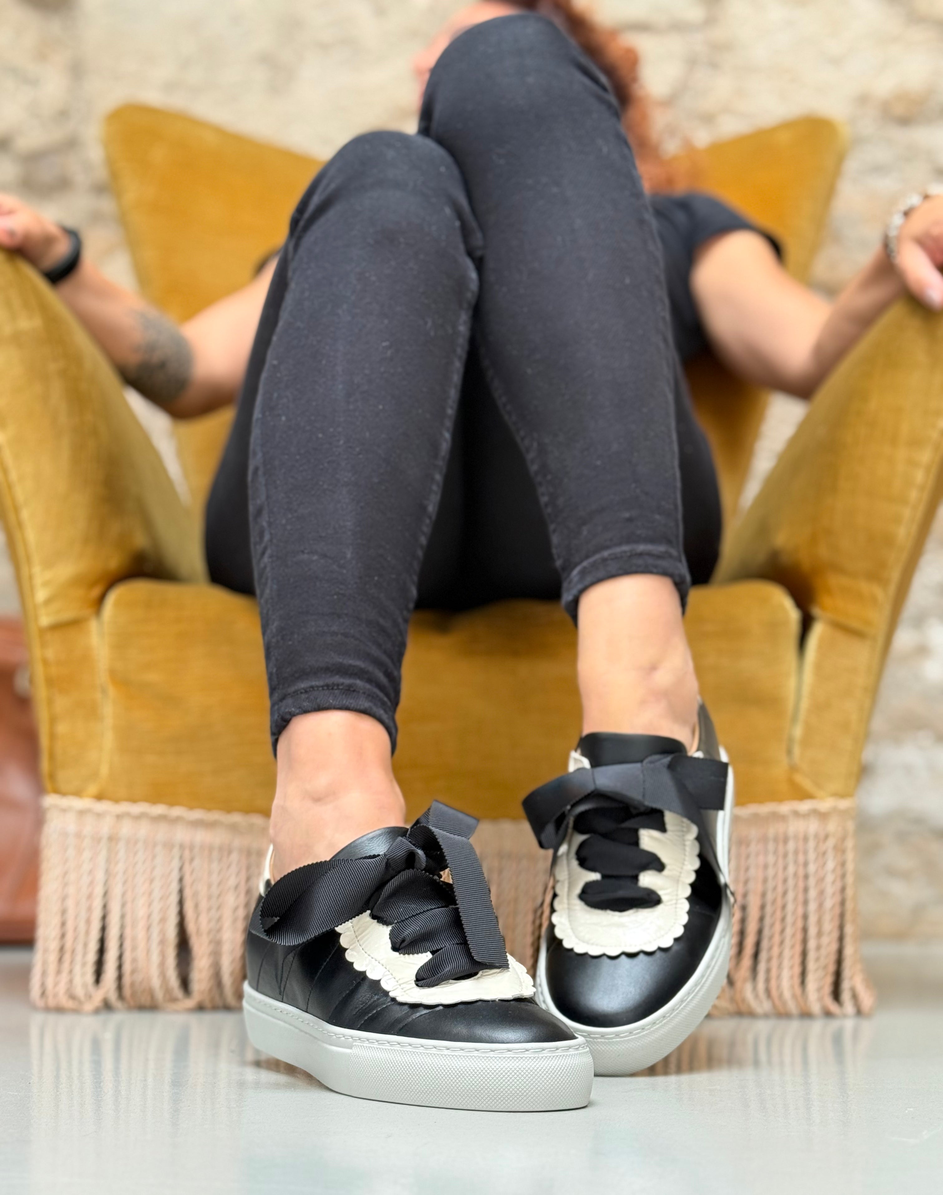 Image of Egg Black sneaker in pelle nera con bavero in naplak panna e fusbet interno artigianale marchigiana