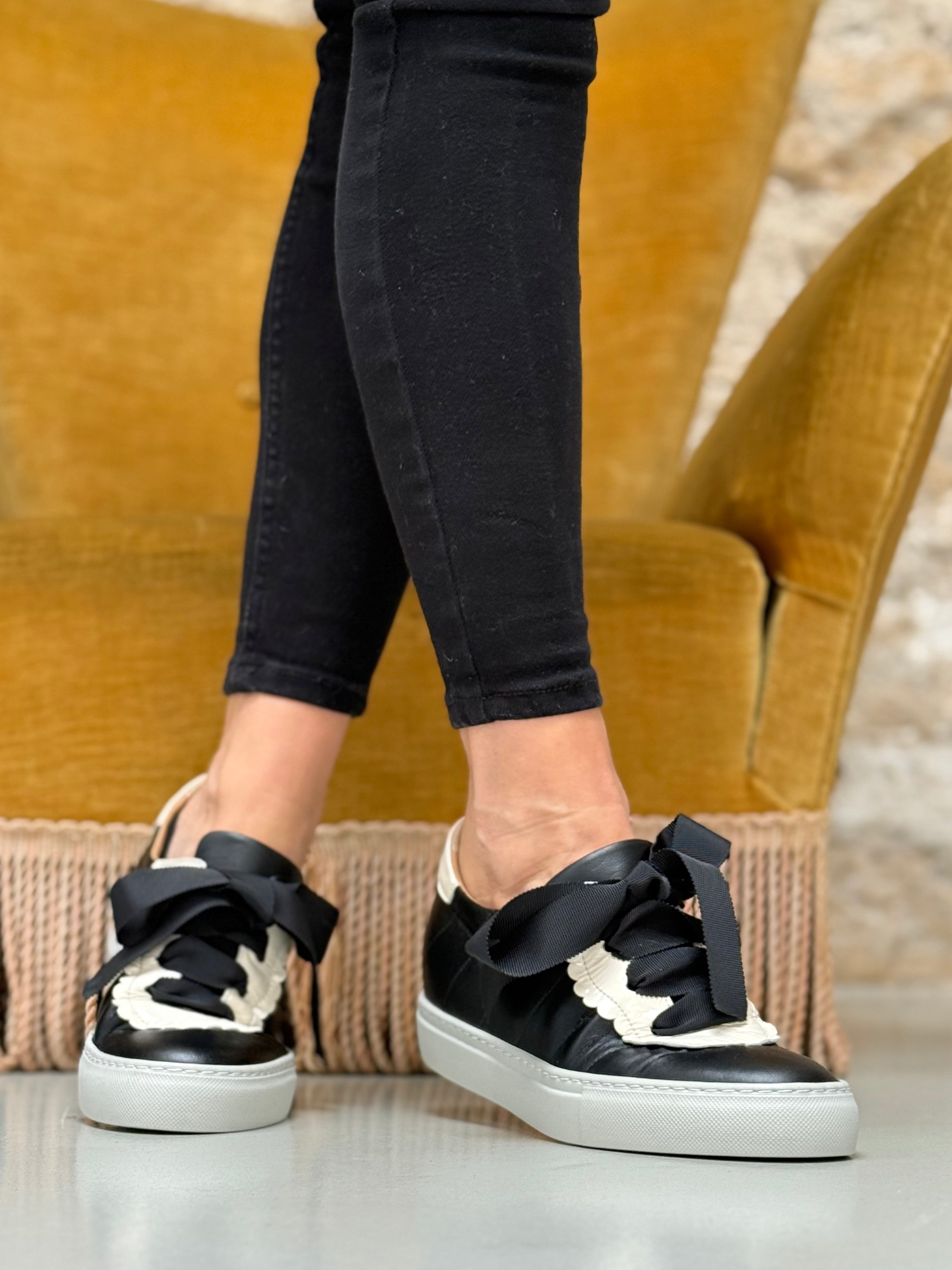 Image of Egg Black sneaker in pelle nera con bavero in naplak panna e fusbet interno artigianale marchigiana