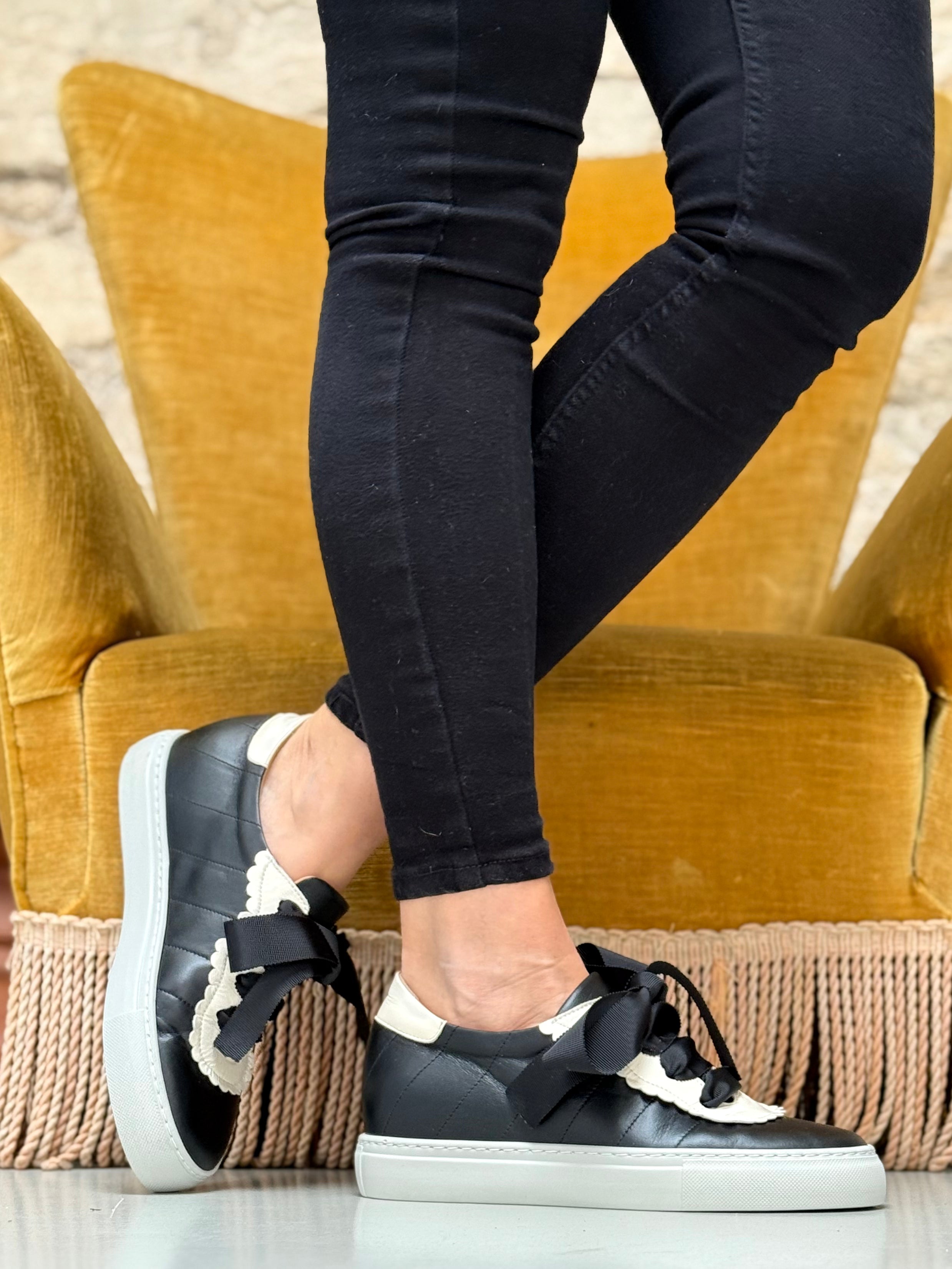 Image of Egg Black sneaker in pelle nera con bavero in naplak panna e fusbet interno artigianale marchigiana