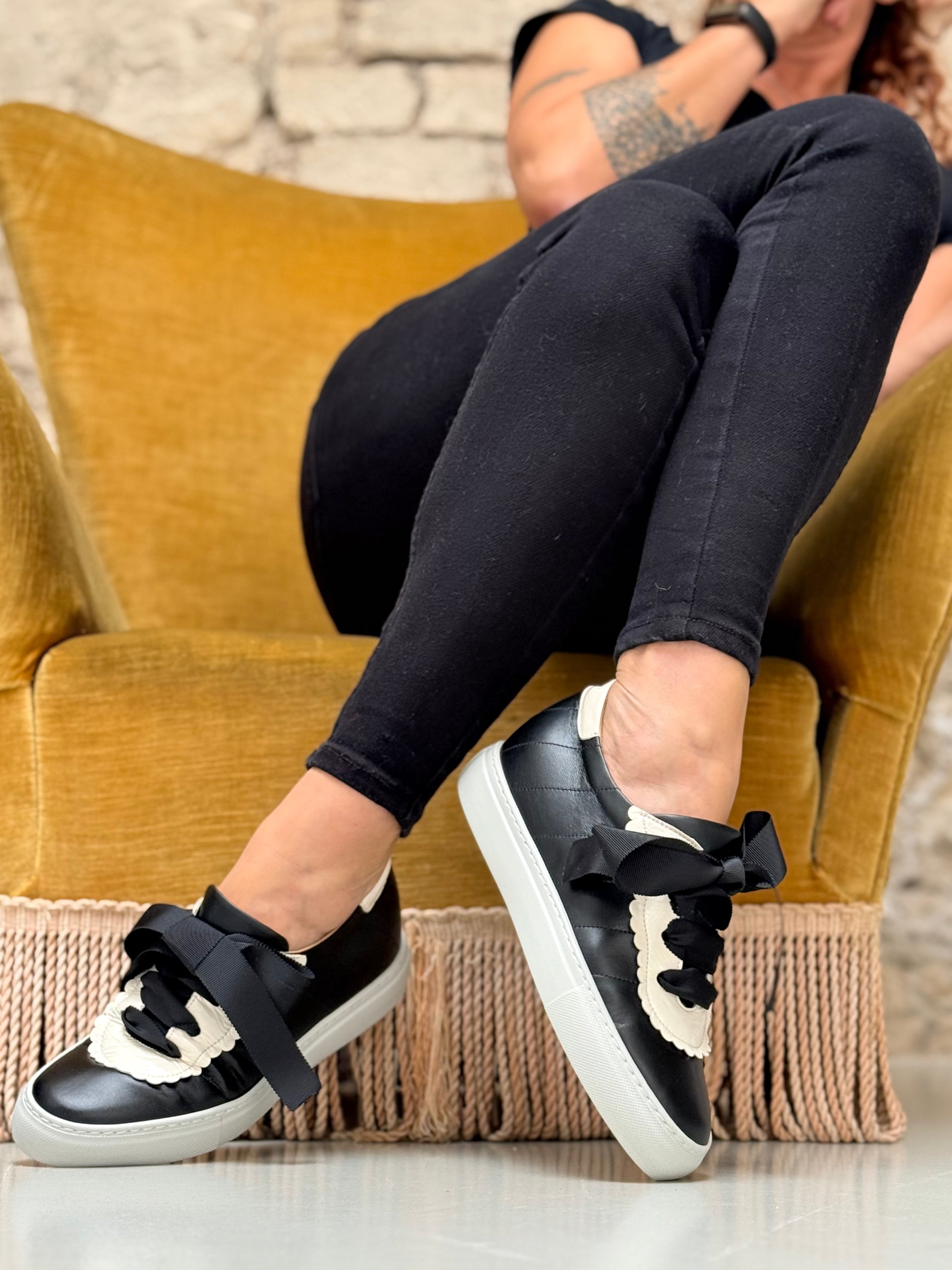 Image of Egg Black sneaker in pelle nera con bavero in naplak panna e fusbet interno artigianale marchigiana