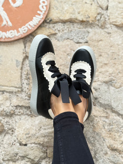 Image of Egg Black sneaker in pelle nera con bavero panna e fusbet interno artigianale marchigiana