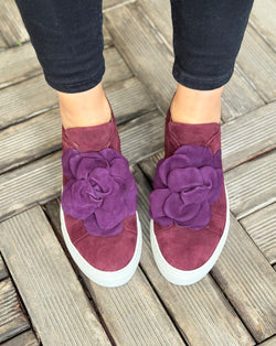 Image of Calla Purple sneaker in camoscio bordeaux con fiore applicato artigianale marchigiano