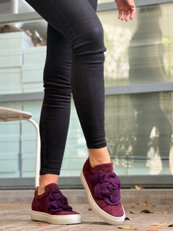 Image of Calla Purple sneaker in camoscio bordeaux con fiore applicato artigianale marchigiano
