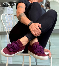 Image of Calla Purple sneaker in camoscio bordeaux con fiore applicato artigianale marchigiano