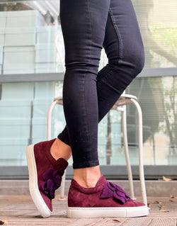 Image of Calla Purple sneaker in camoscio bordeaux con fiore applicato artigianale marchigiano