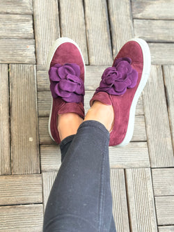 Image of Calla Purple sneaker in camoscio bordeaux con fiore applicato artigianale marchigiano