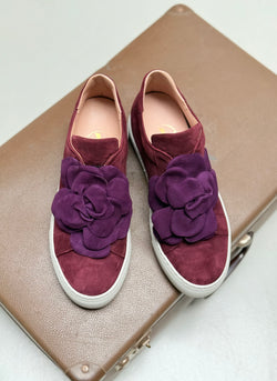 Image of Calla Purple sneaker in camoscio bordeaux con fiore applicato artigianale marchigiano