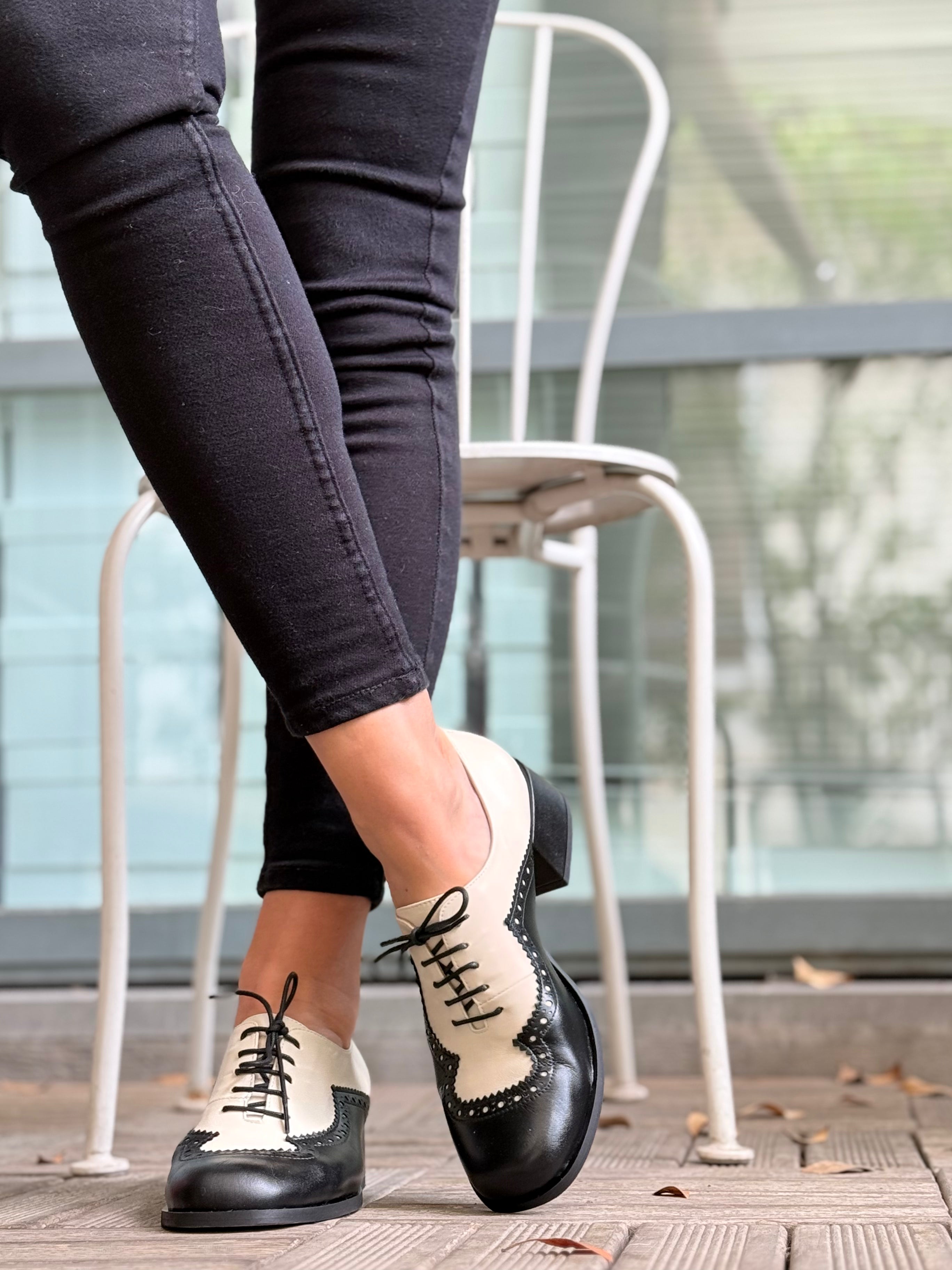 Image of Sirio Black scarpina bassa allacciata in nappa panna e nera  tacco 4 cm artigianale marchigiana