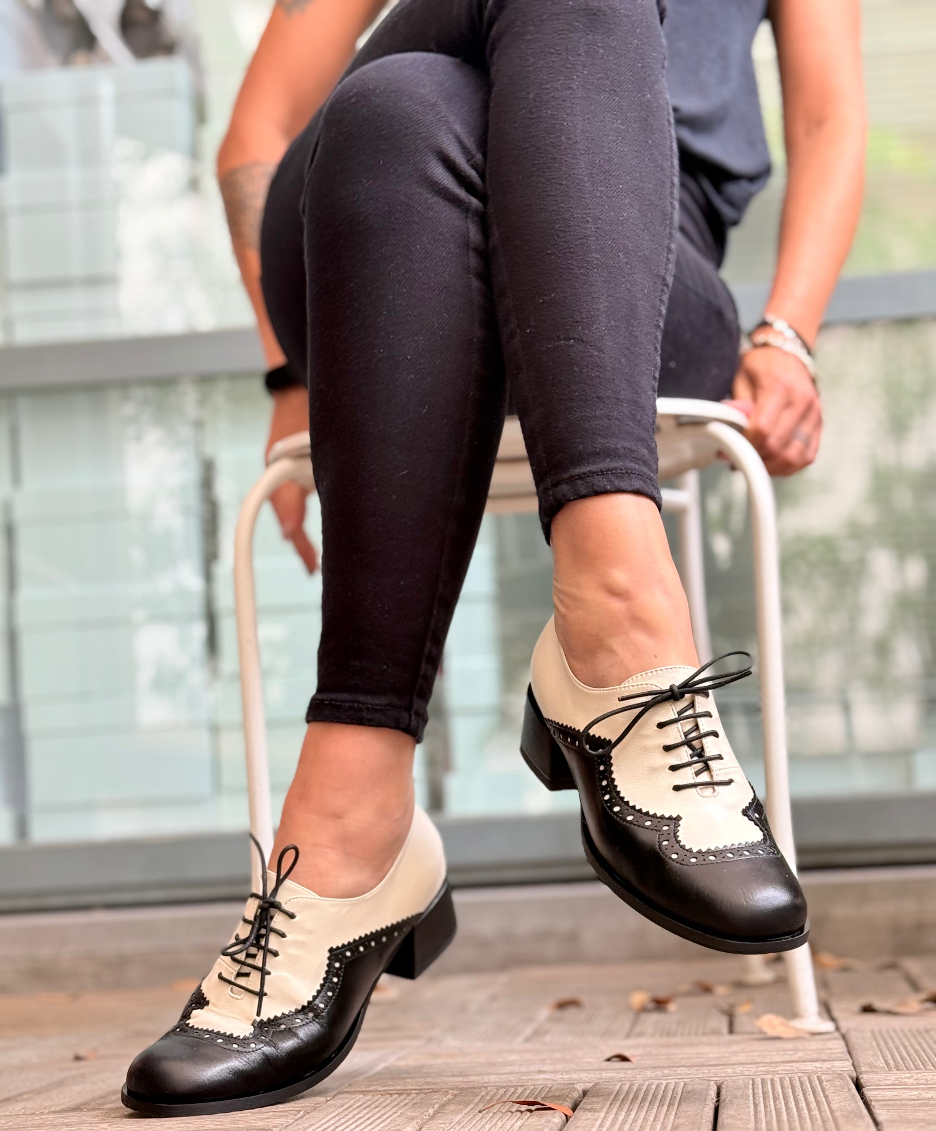 Image of Sirio Black scarpina bassa allacciata in nappa panna e nera  tacco 4 cm artigianale marchigiana