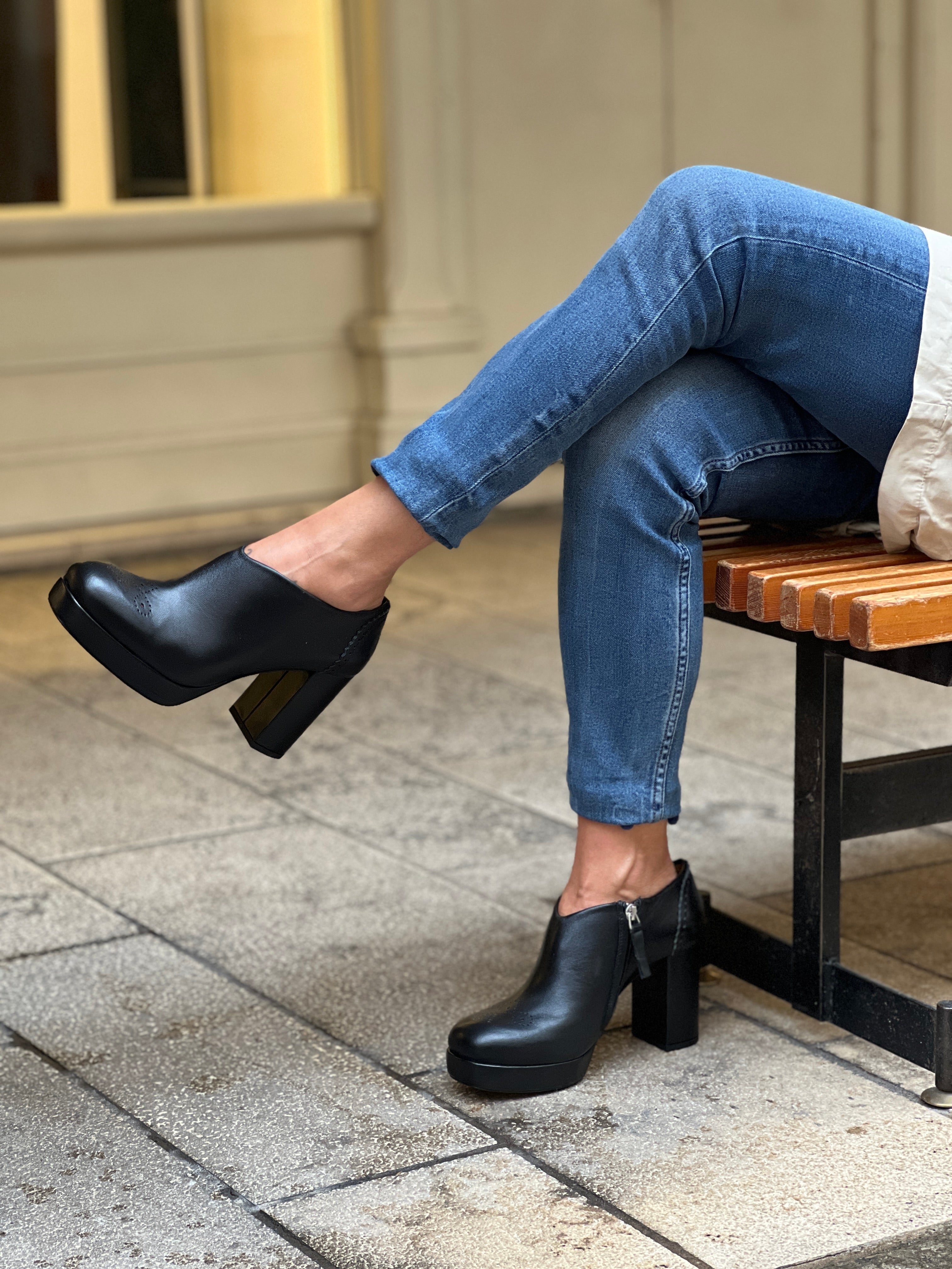 Image of Bett Black tronchetto in nappa nera artigianale tacco 9 cm Lagattaconglistivali