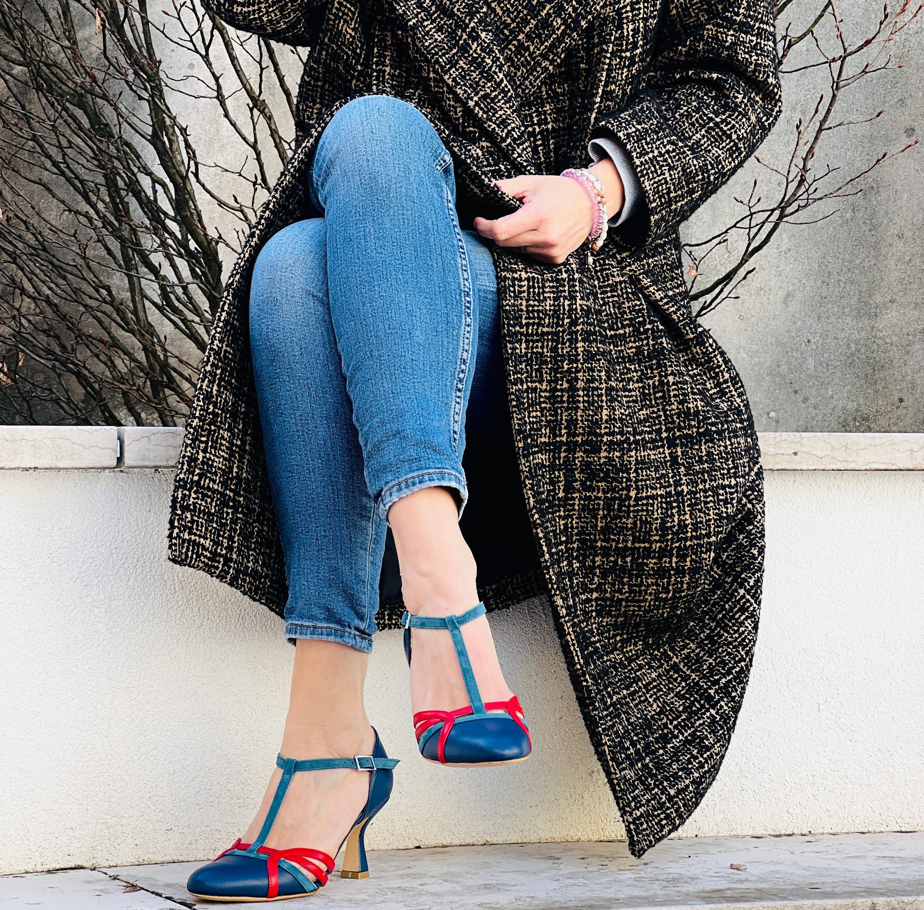 Alika Blue decollete t-bar in pelle blu con cinturino stile vintage artigianale marchigiana