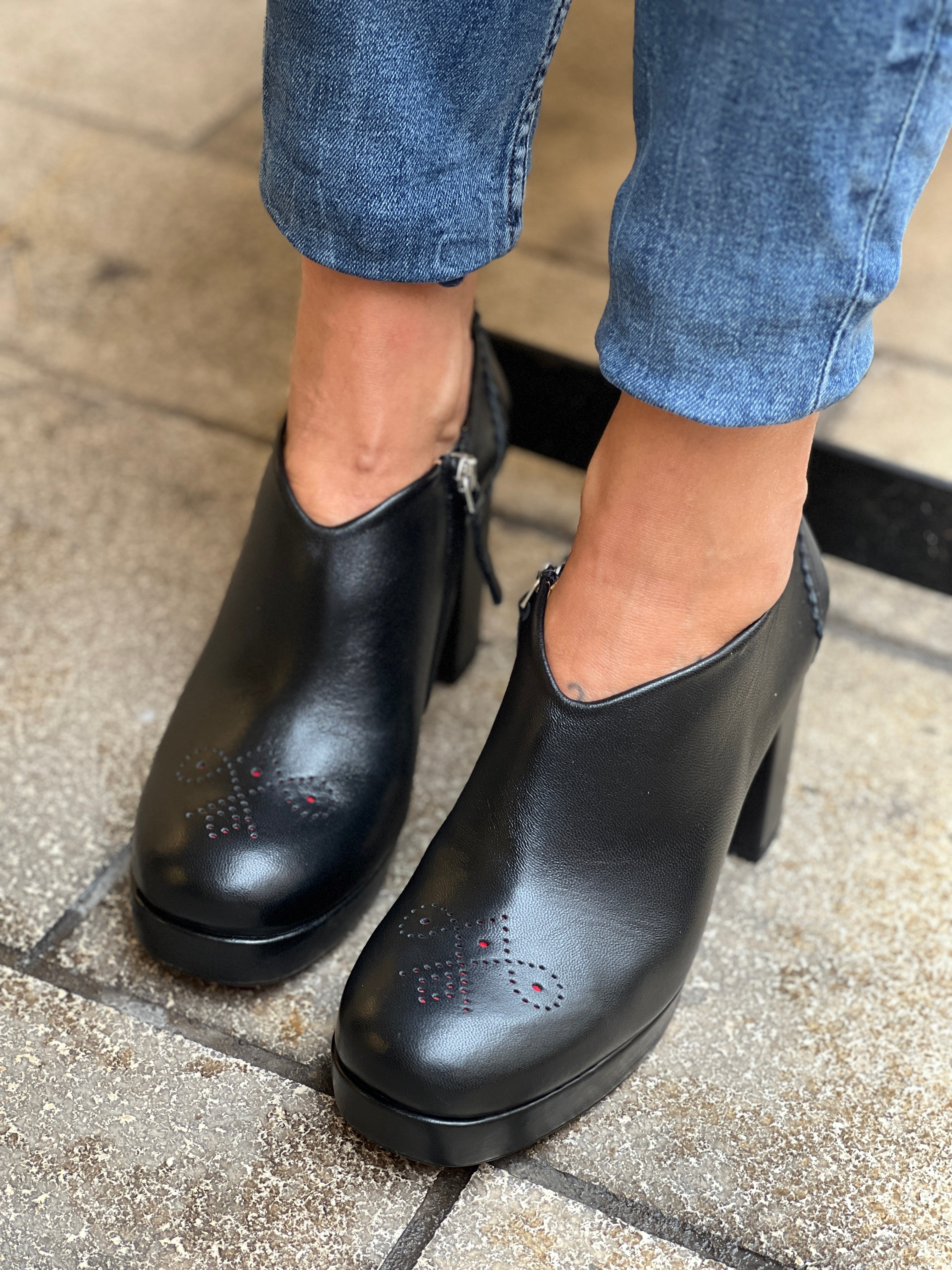 Image of Bett Black tronchetto in nappa nera artigianale tacco 9 cm Lagattaconglistivali