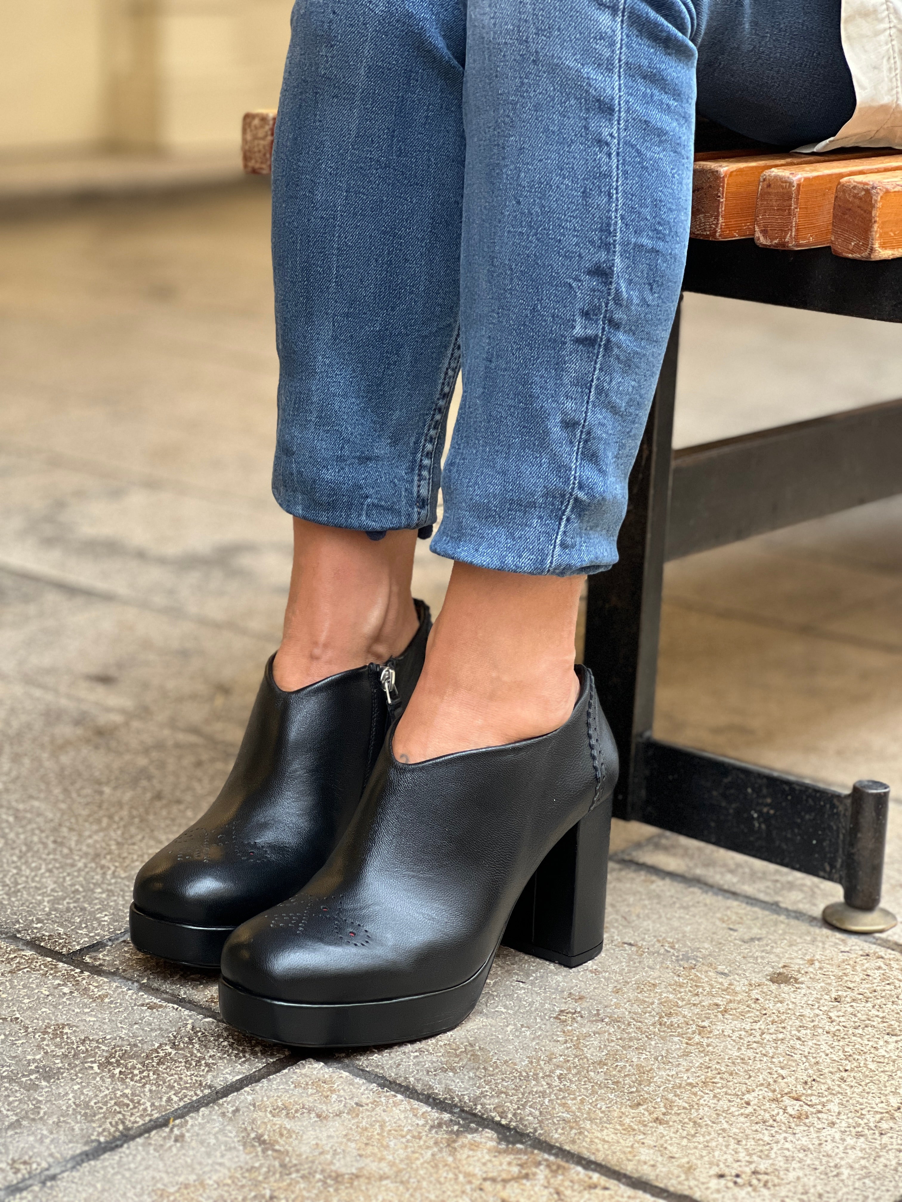 Image of Bett Black tronchetto in nappa nera artigianale tacco 9 cm Lagattaconglistivali