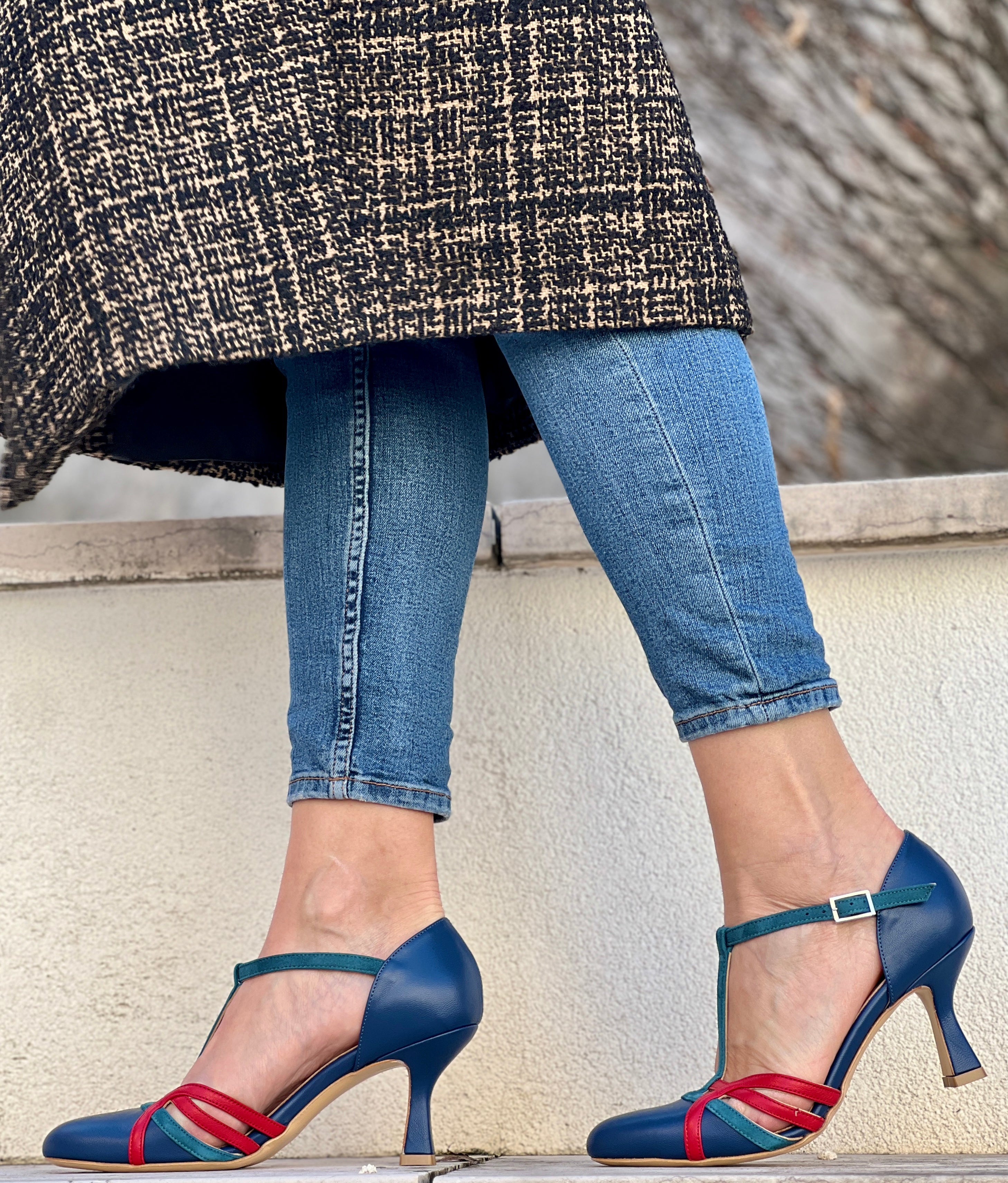 Alika Blue decollete t-bar in pelle blu con cinturino stile vintage artigianale marchigiana