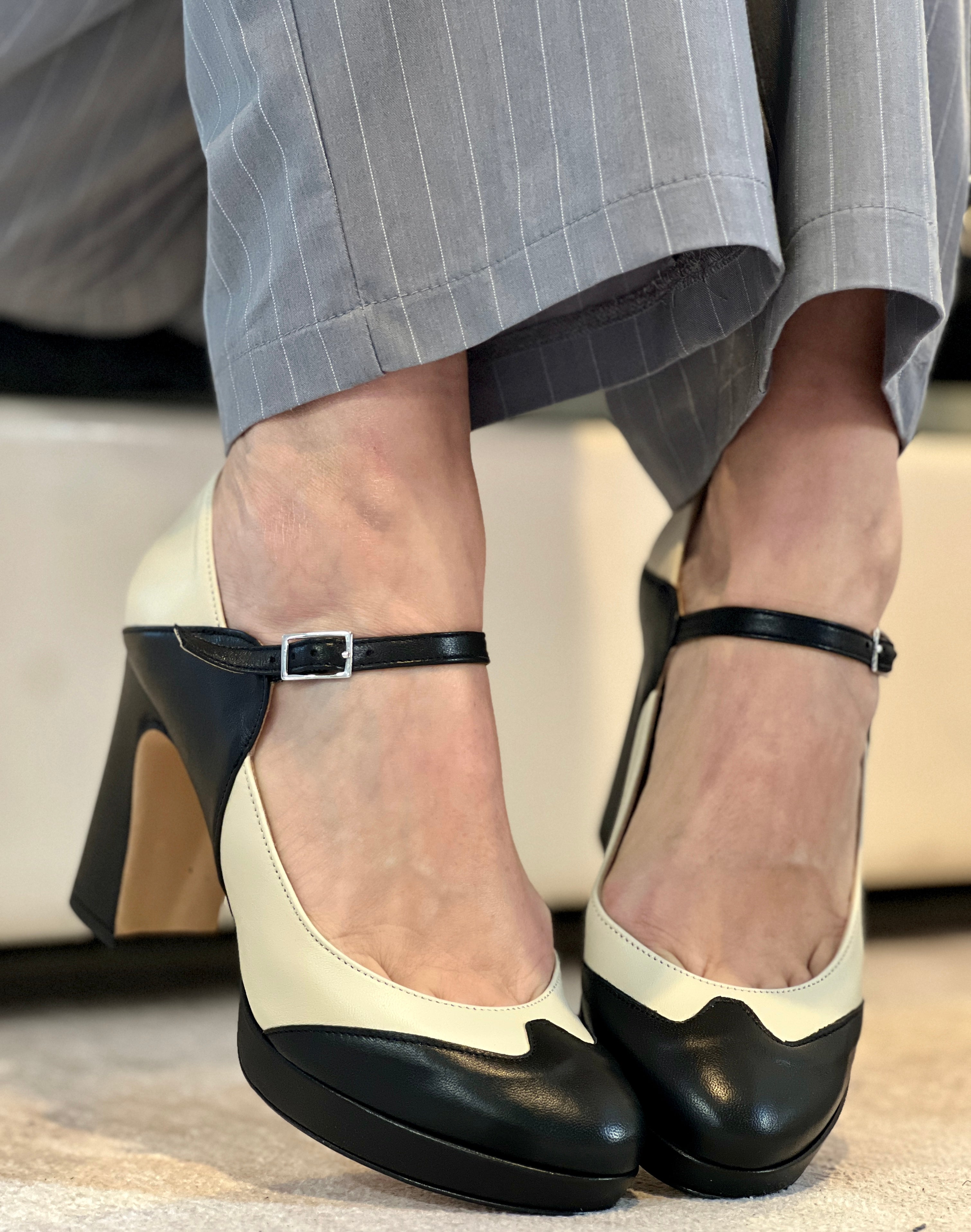M2O Black decollete in nappa nera e bianca tacco 9 con plateau 2cm artigianale