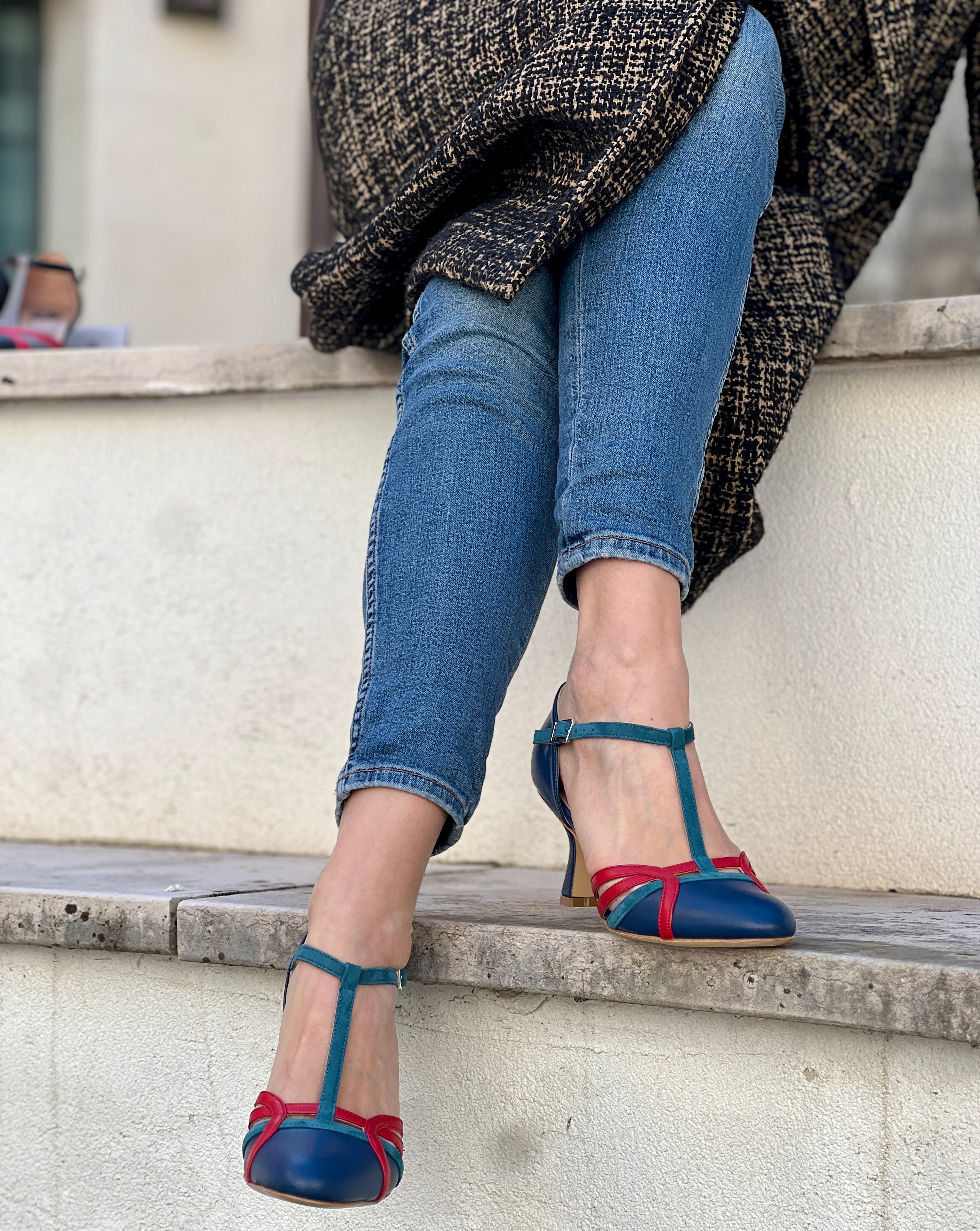 Alika Blue decollete t-bar in pelle blu con cinturino stile vintage artigianale marchigiana