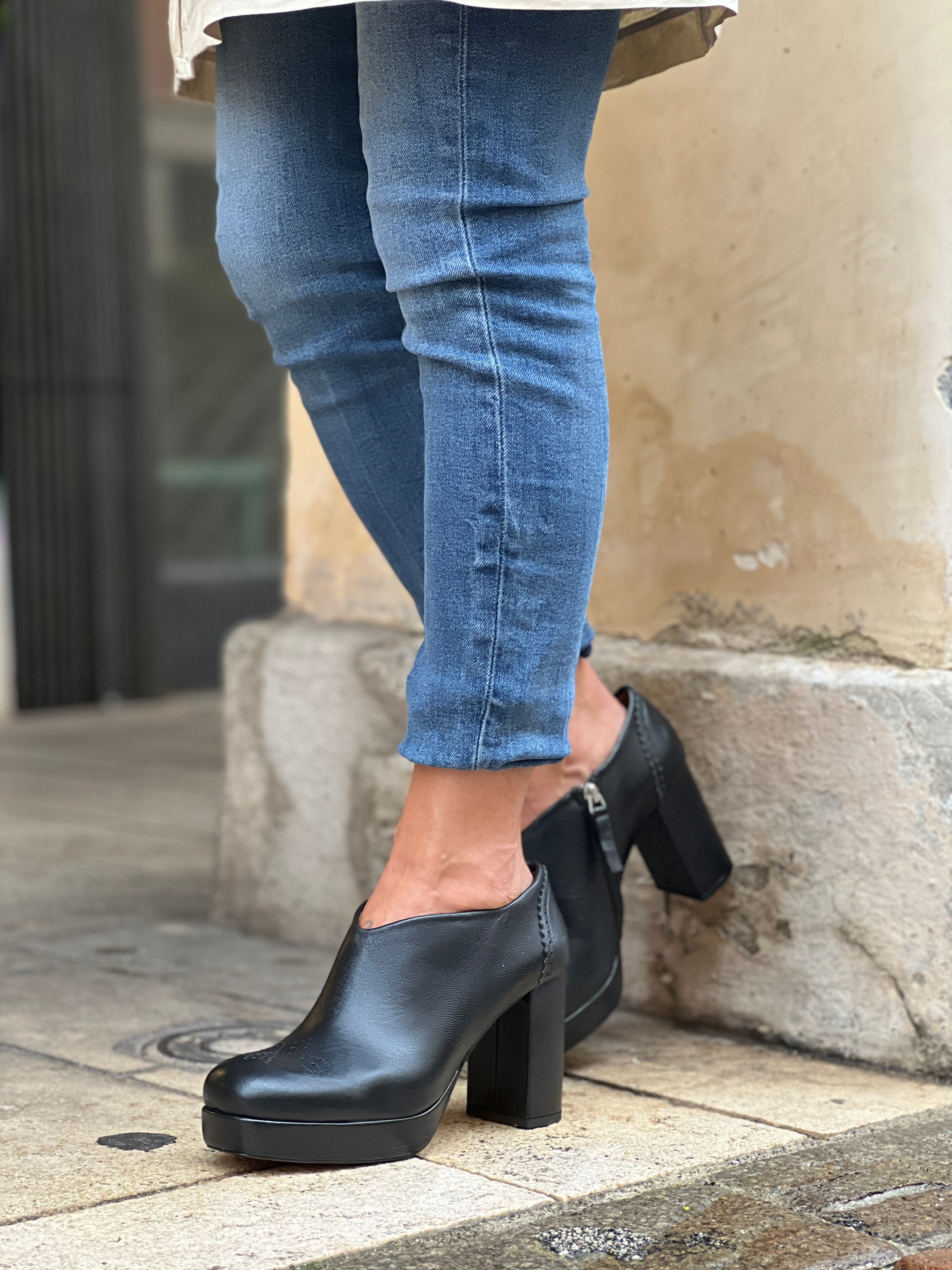 Image of Bett Black tronchetto in nappa nera artigianale tacco 9 cm Lagattaconglistivali