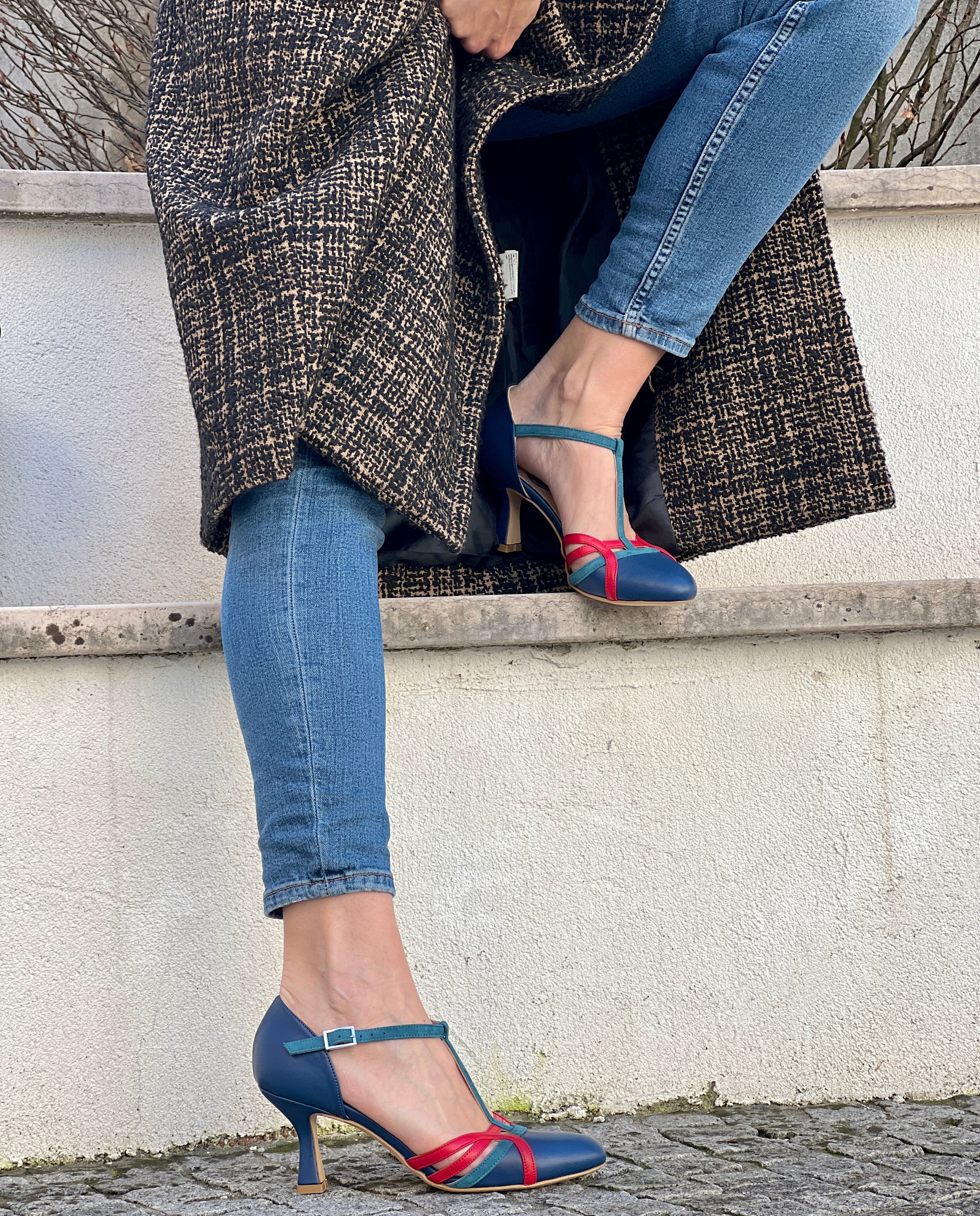 Alika Blue decollete t-bar in pelle blu con cinturino stile vintage artigianale marchigiana