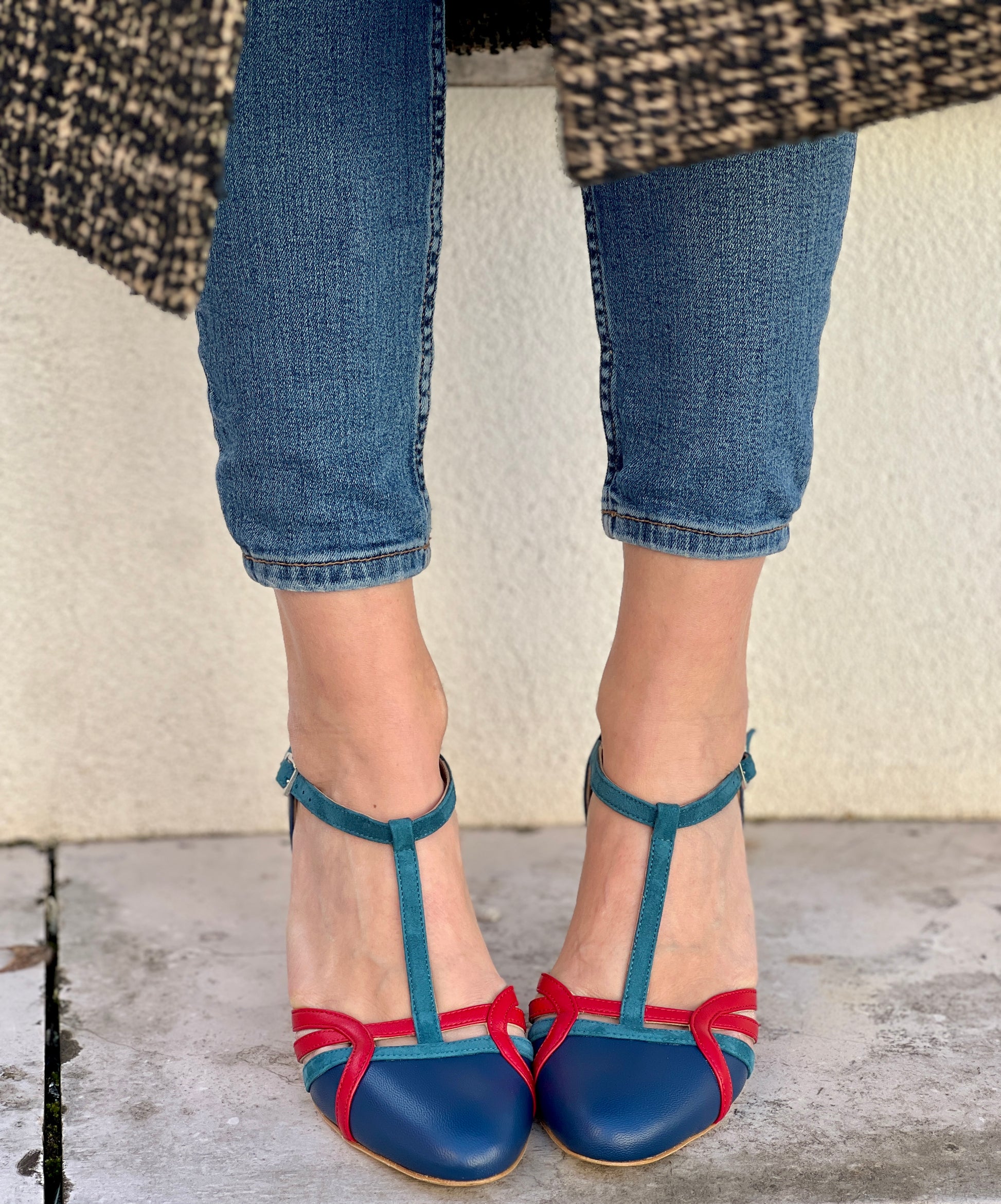 Alika Blue decollete t-bar in pelle blu con cinturino stile vintage tacco 7 cm artigianale marchigiana