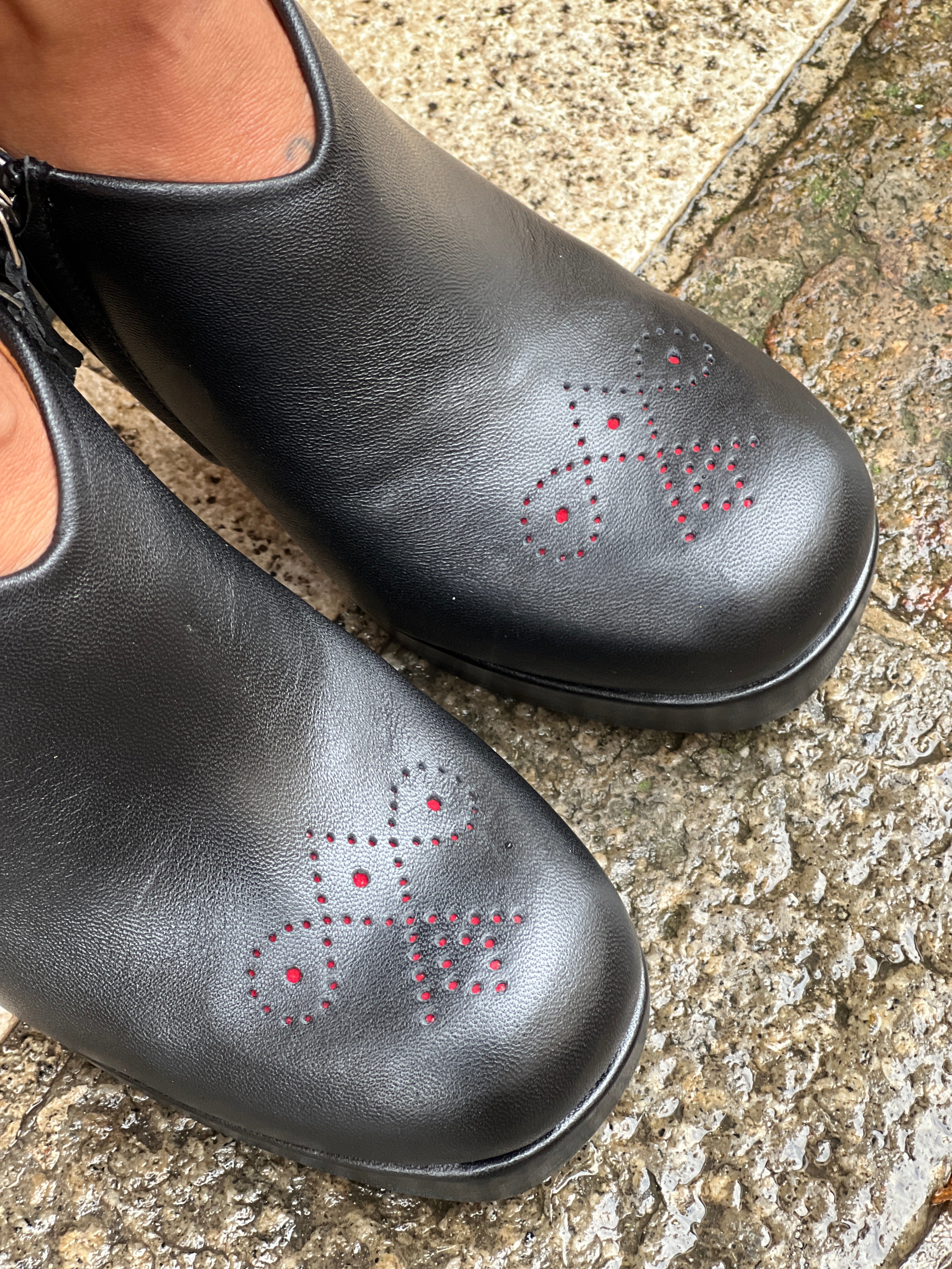 Image of Bett Black tronchetto in nappa nera artigianale tacco 9 cm Lagattaconglistivali