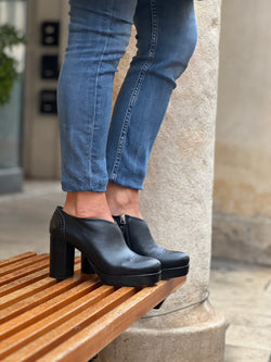 Image of Bett Black tronchetto in nappa nera artigianale tacco 9 cm Lagattaconglistivali