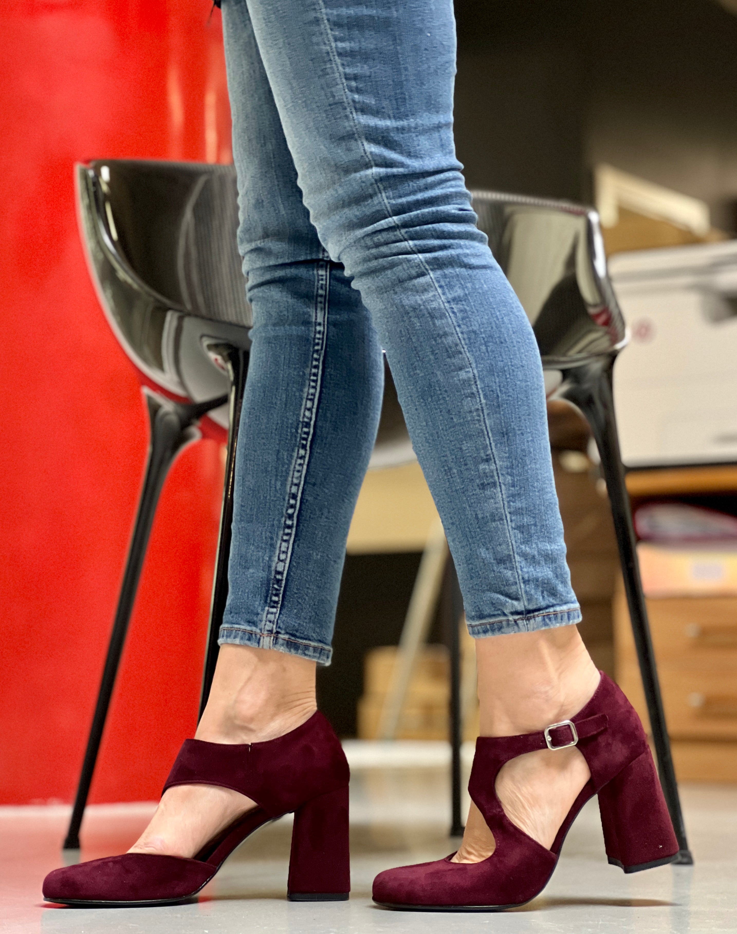 Image of Rafi Bordeaux scarpina con tacco8 cm  in camoscio bordeaux artigianale marchigiana