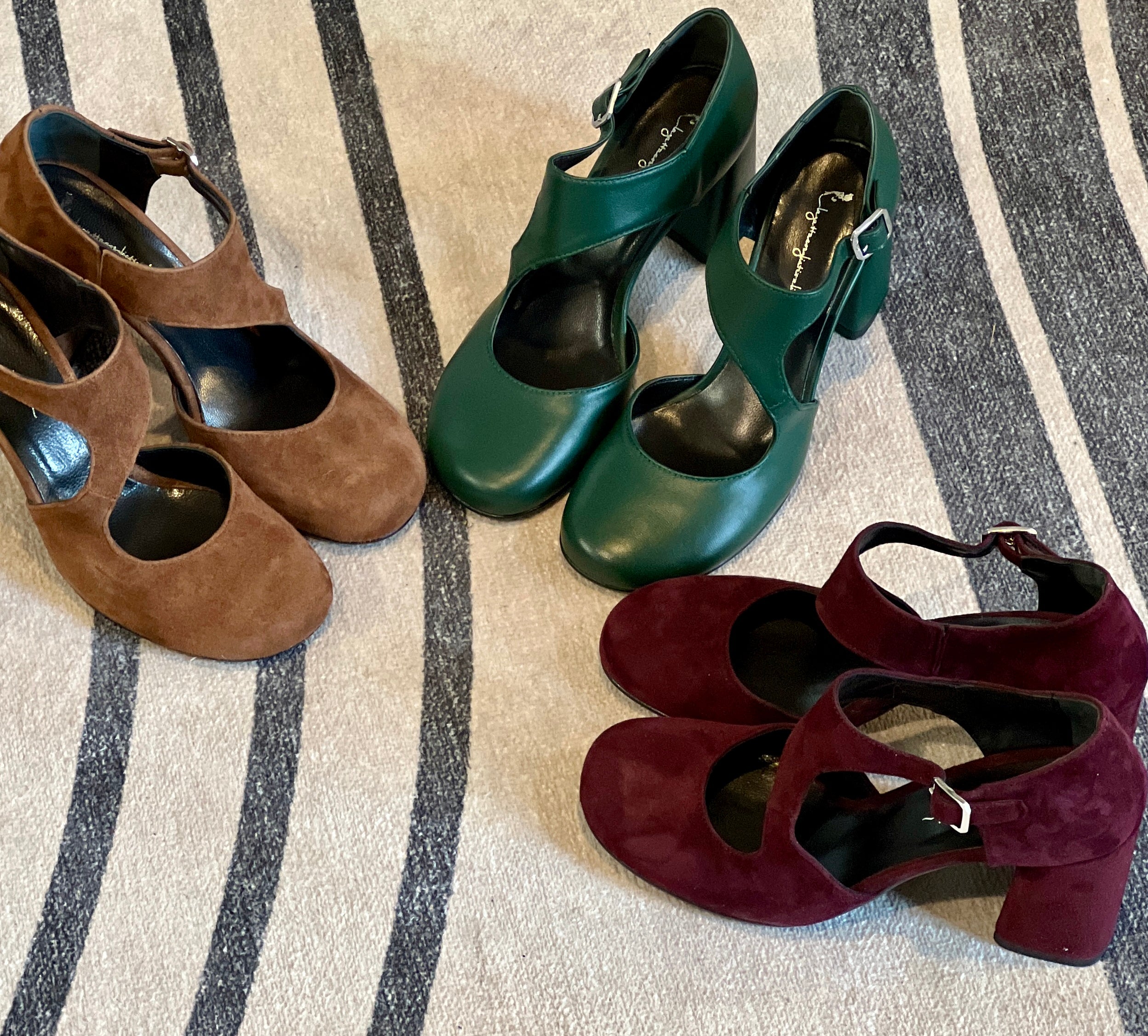 Image of Rafi Bordeaux scarpina con tacco8 cm  in camoscio bordeaux artigianale marchigiana