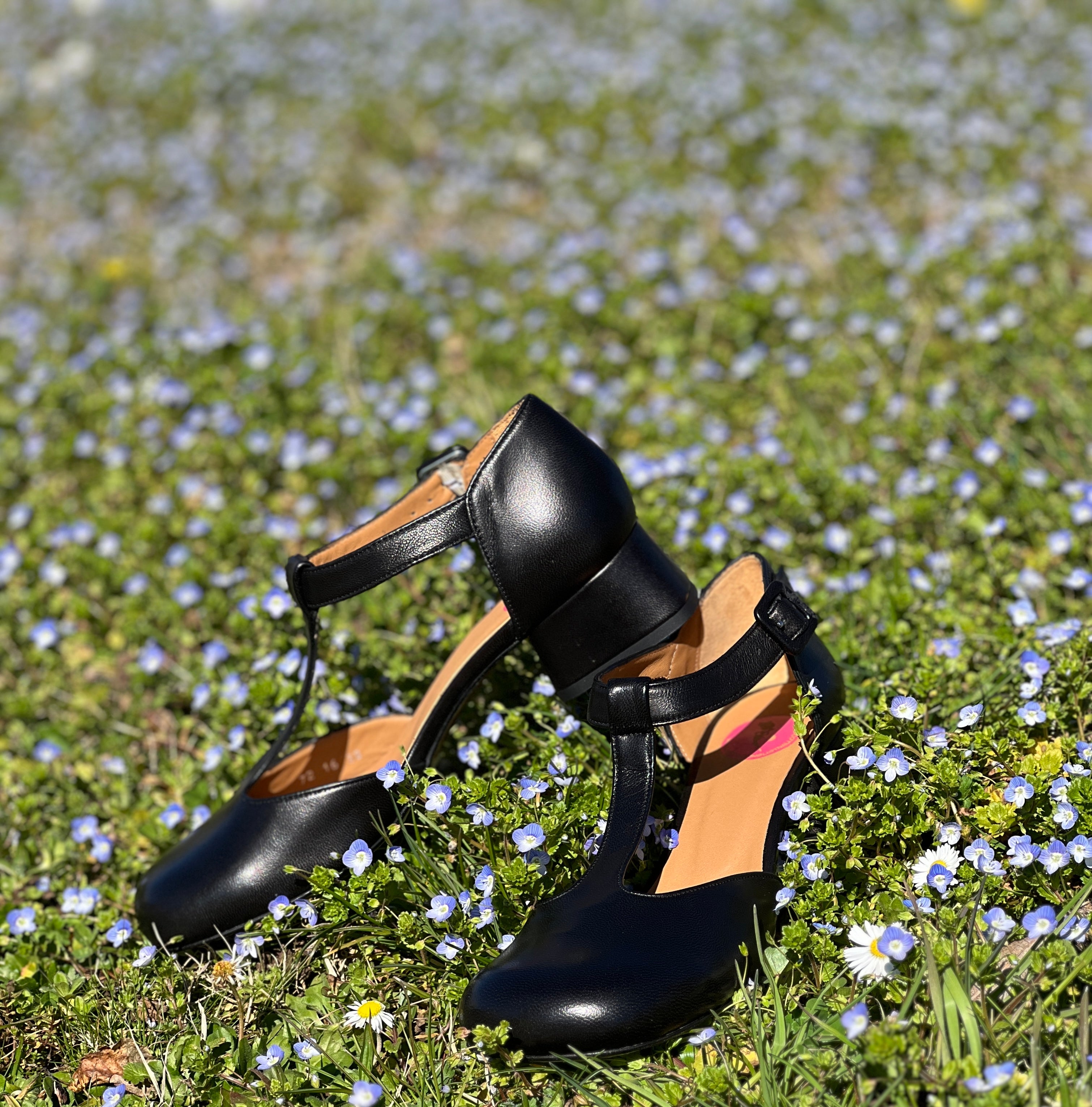 Image of Laos Black decollete t-bar in pelle nera tacco 3.5 cm t-bar lagattaconglistivali